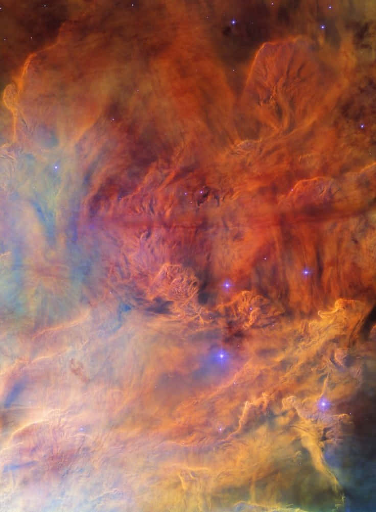 Interstellar Cloud 桌布 壁紙 — 充滿活力的宇宙星雲以火熱的橙色和冷藍色旋轉，深空中散佈著發光的星星。