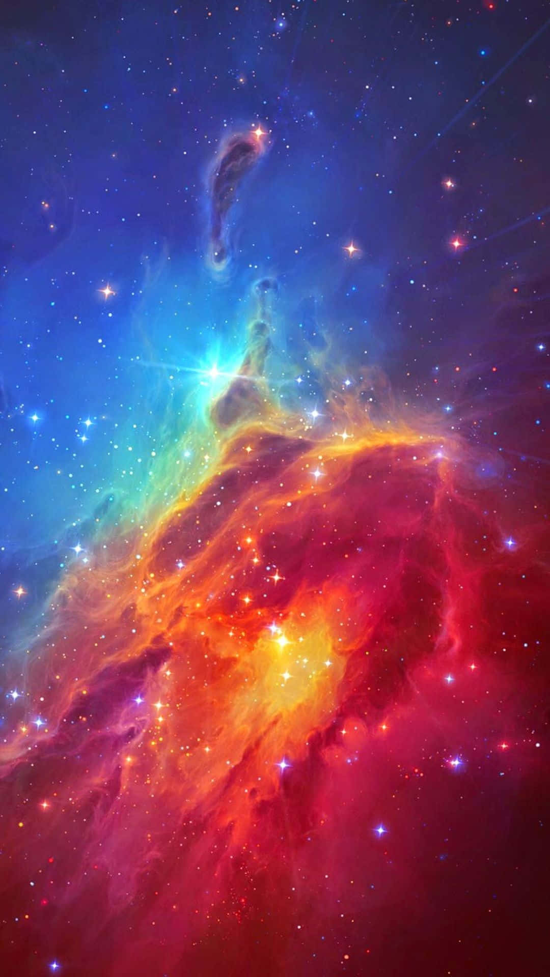 Colorful Space 桌布 壁紙 — 充滿活力的宇宙星雲在星空中以火紅和冷藍色調旋轉。