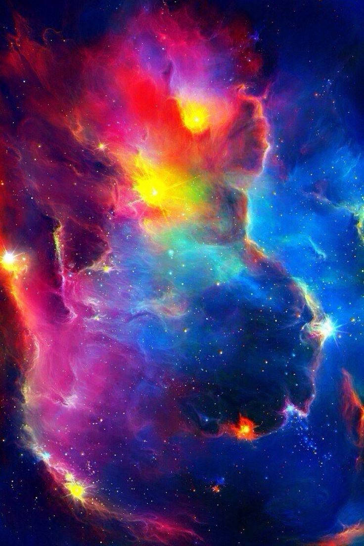 彩色 桌布 壁紙 — 充滿活力的宇宙星雲在火紅、黃色和電光藍色中旋轉，映襯著繁星點點的虛空。