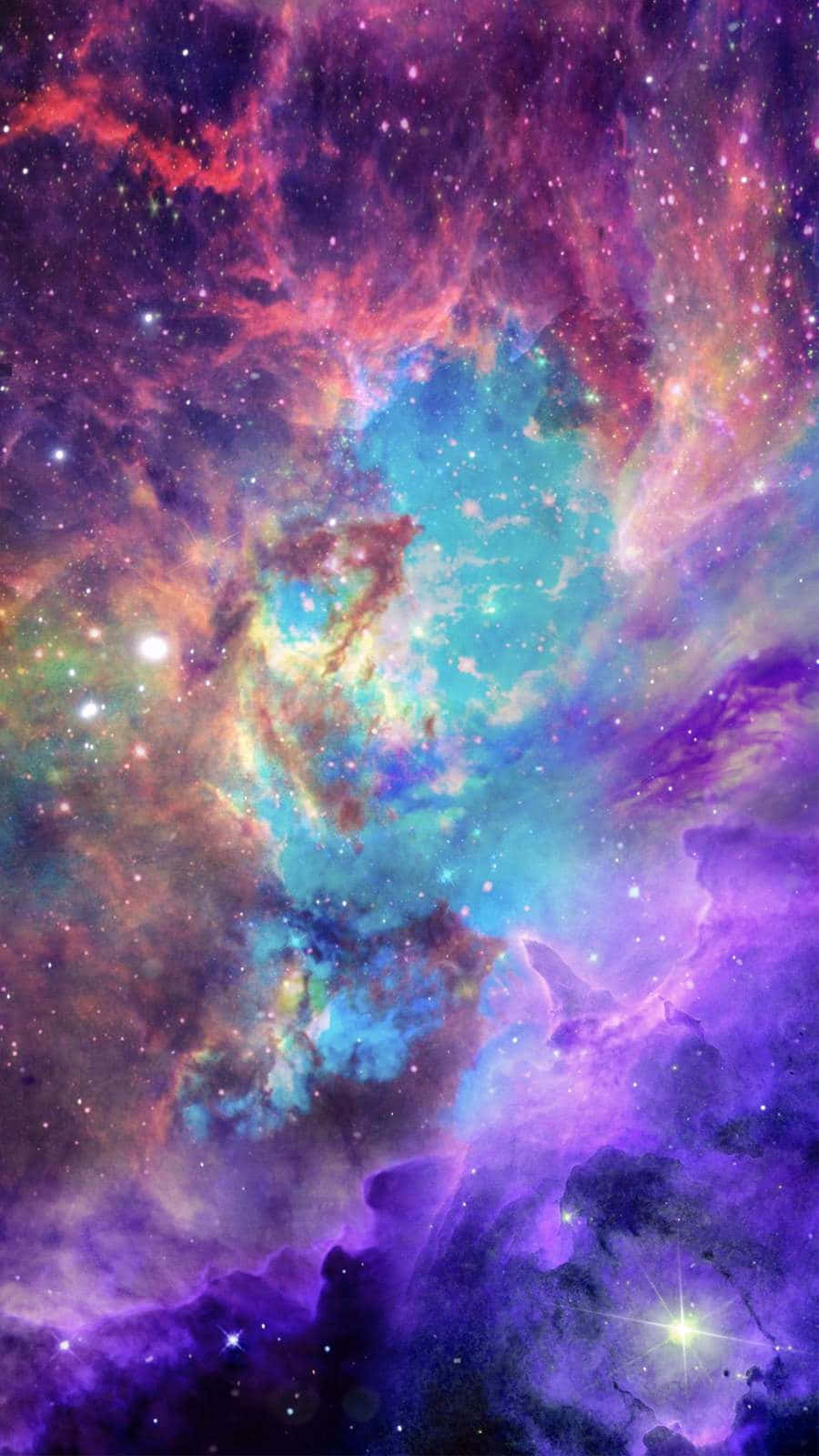 星雲 桌布 壁紙 — 充滿活力的宇宙星雲在電光紫、青綠和紅色中旋轉，點綴著閃爍的星星，背景是深邃的太空。