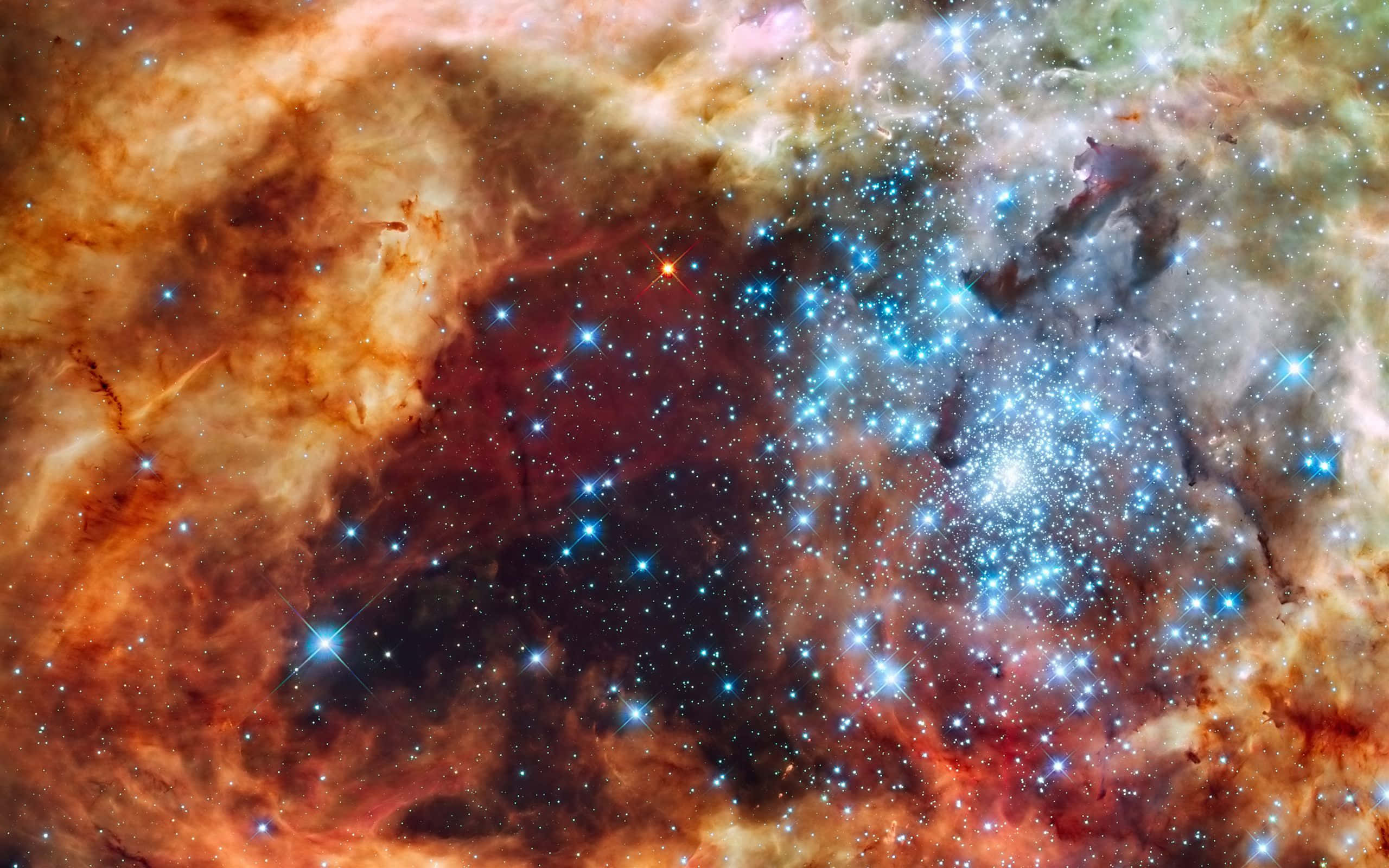 Star Cluster 桌布 壁紙 — 充滿活力的宇宙星雲旋轉著發光的橙色和藍色氣體雲，點綴著燦爛的星星。