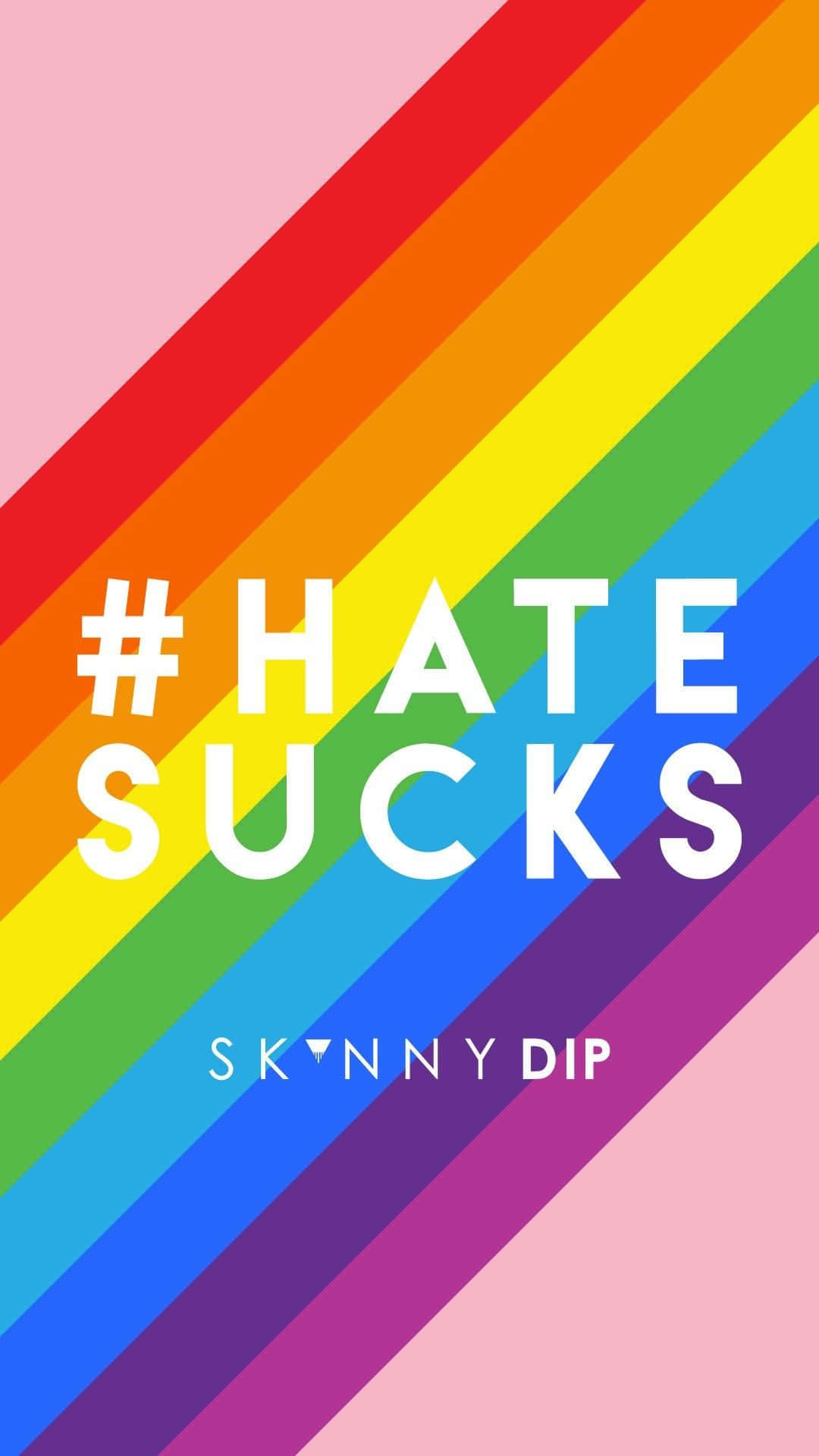 lgbt 桌布 壁紙 — 充滿活力的對角彩虹條紋在柔和的粉紅色背景上大膽展示訊息 hashtag hate sucks。