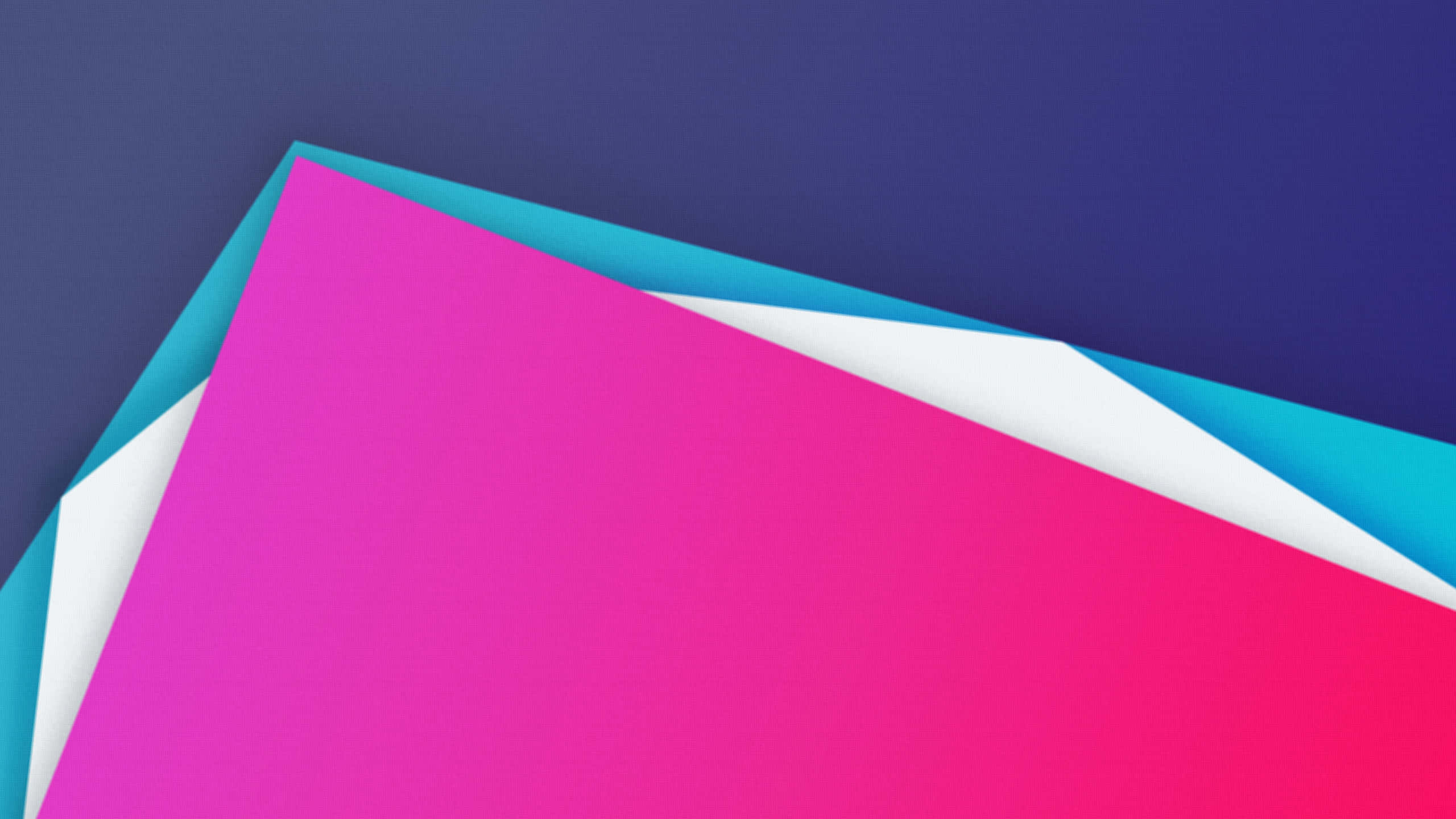 Minimalist Colorful 桌布 壁紙 — 充滿活力的幾何層次，由粉紅色、青色和白色紙張構成，在深藍色背景上創造出大膽的現代抽象構圖。