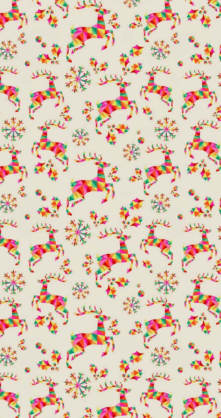Boho Christmas 桌布 壁紙 — 充滿活力的幾何馴鹿和彩虹色調的雪花在奶油色背景上重複，形成節日圖案。