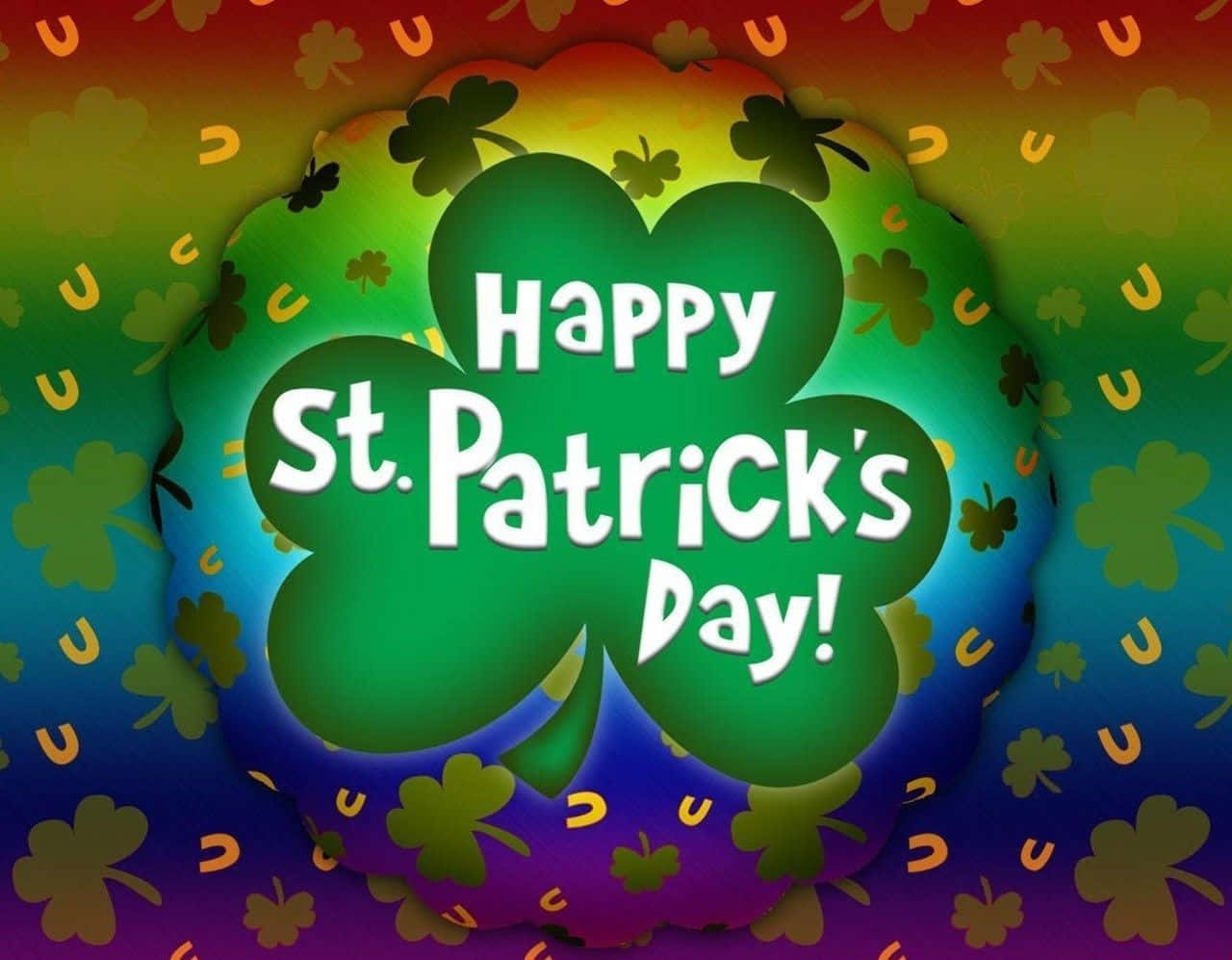 Saint Patricks Day 桌布 壁紙 — 充滿活力的彩虹漸變背景，飾有三葉草和馬蹄鐵，中央是一個綠色的四葉草，上面寫著「Happy St. Patrick's Day!」文字。