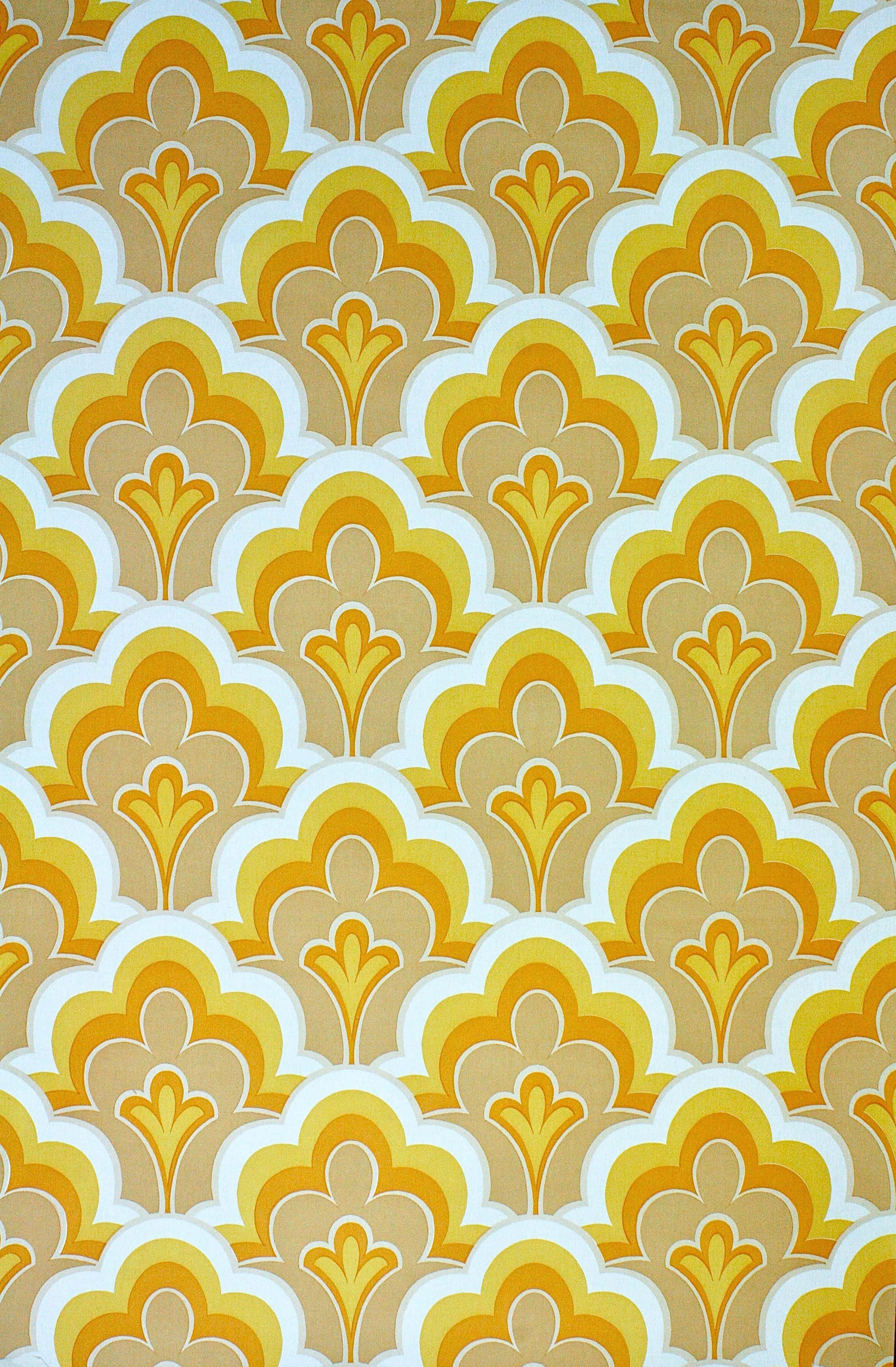 Psychedelic 70s Aesthetic 桌布 壁紙 — 充滿活力的復古牆紙，帶有重複的扇貝形花卉圖案，採用溫暖的黃赭色和奶油色調。