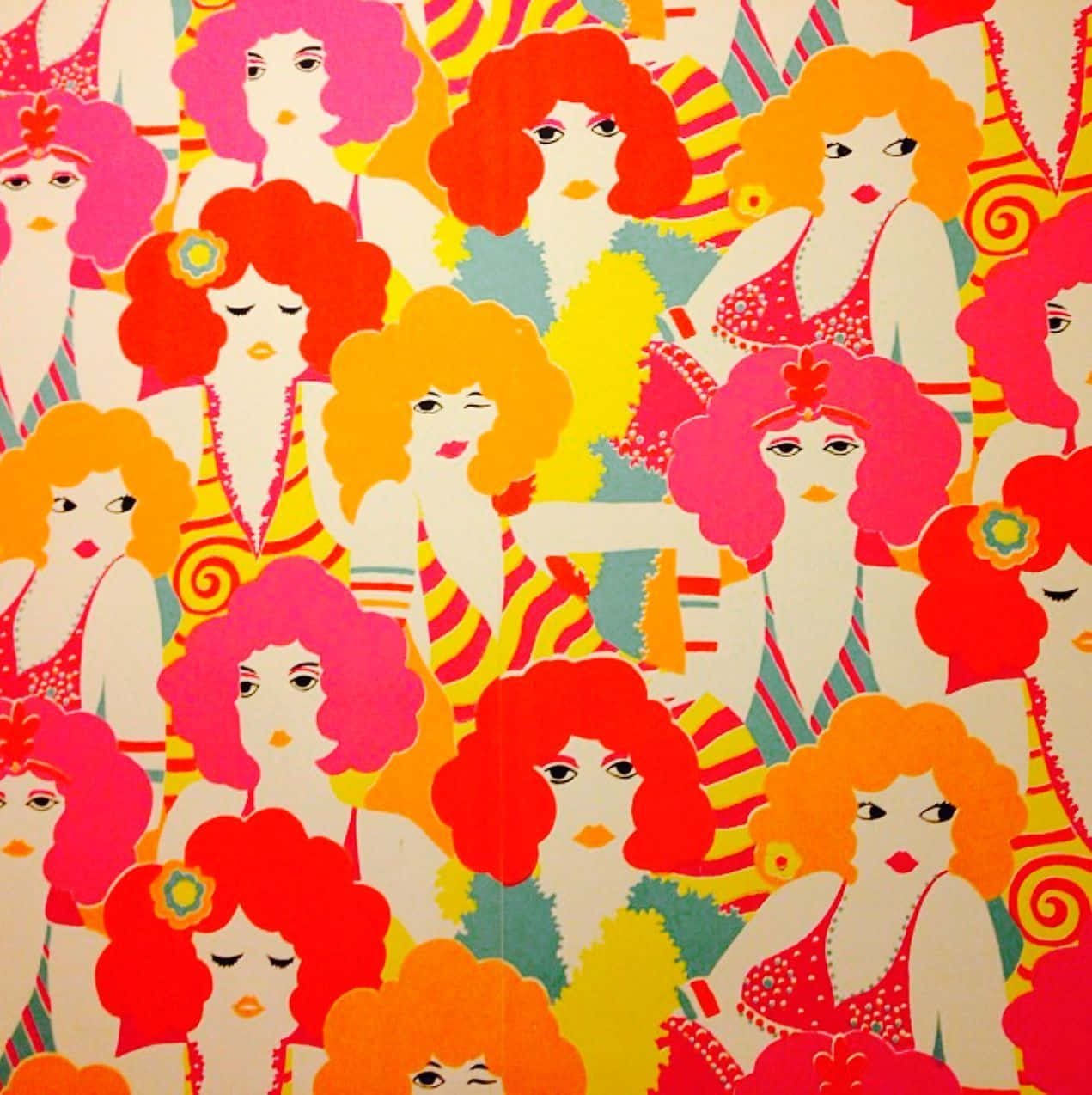 Psychedelic 70s Aesthetic 桌布 壁紙 — 充滿活力的復古牆紙圖案，以1960年代時尚的風格化女性為特色，擁有鮮豔的粉紅、橙色和黃色頭髮。