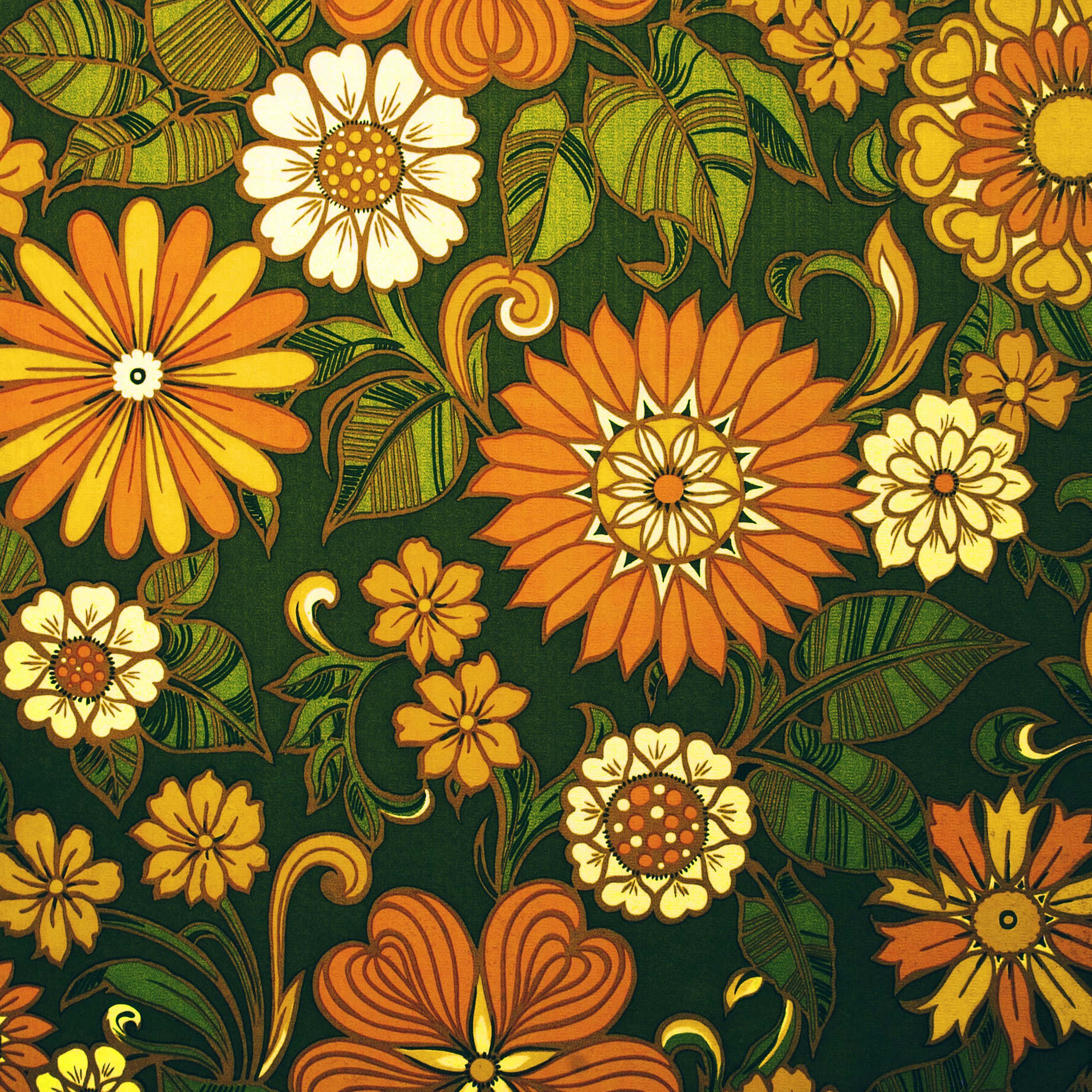 Psychedelic 70s Aesthetic 桌布 壁紙 — 充滿活力的復古花卉圖案，在深綠色背景上呈現橙色、黃色和綠色的風格化花朵。