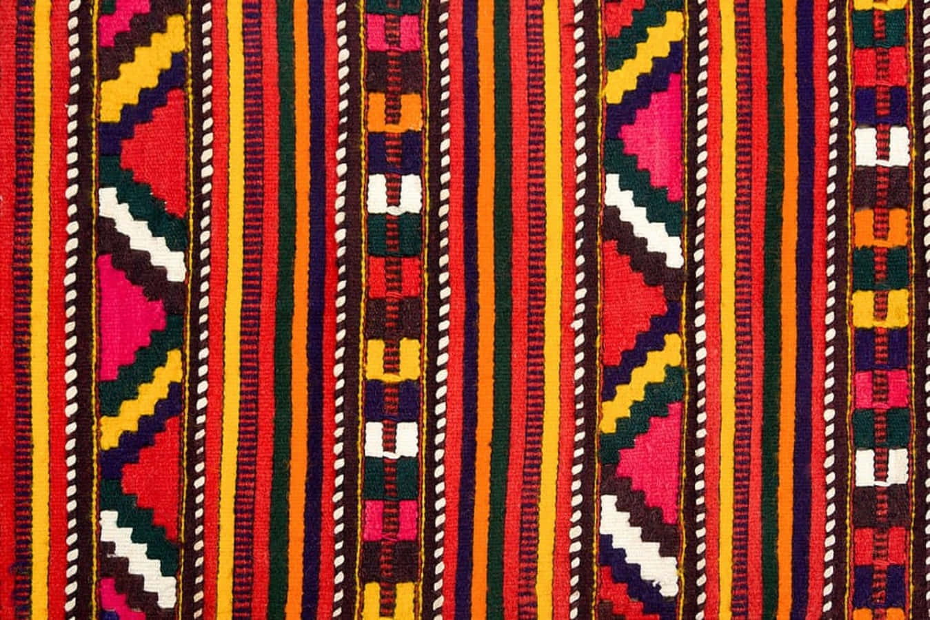 Textile Art 桌布 壁紙 — 充滿活力的手織紡織品，帶有紅色、黃色、粉紅色和綠色的鮮明垂直條紋和幾何圖案。