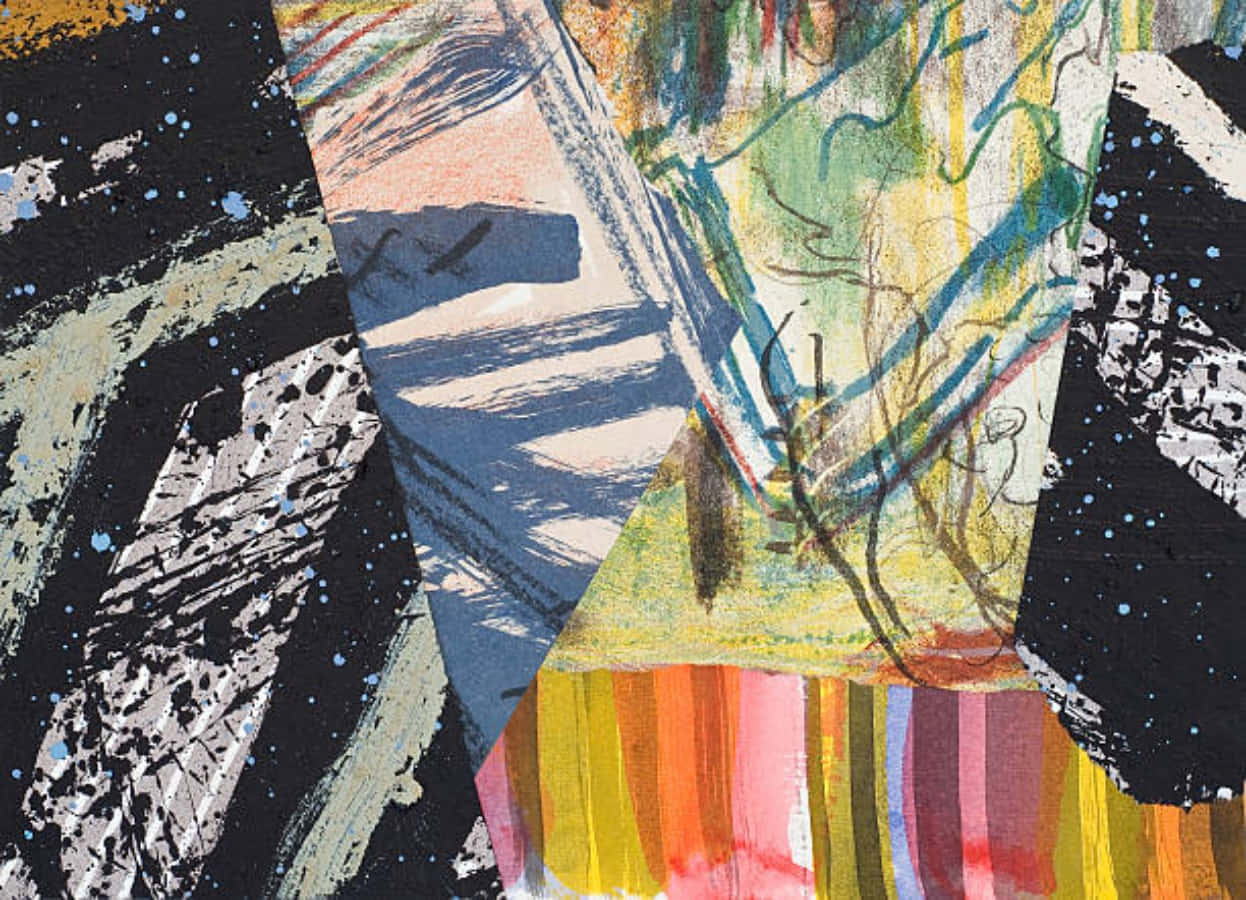 Mixed Media 桌布 壁紙 — 充滿活力的抽象拼貼畫，帶有粗獷的筆觸、潑濺和層疊的彩色條紋，襯托深色紋理背景。