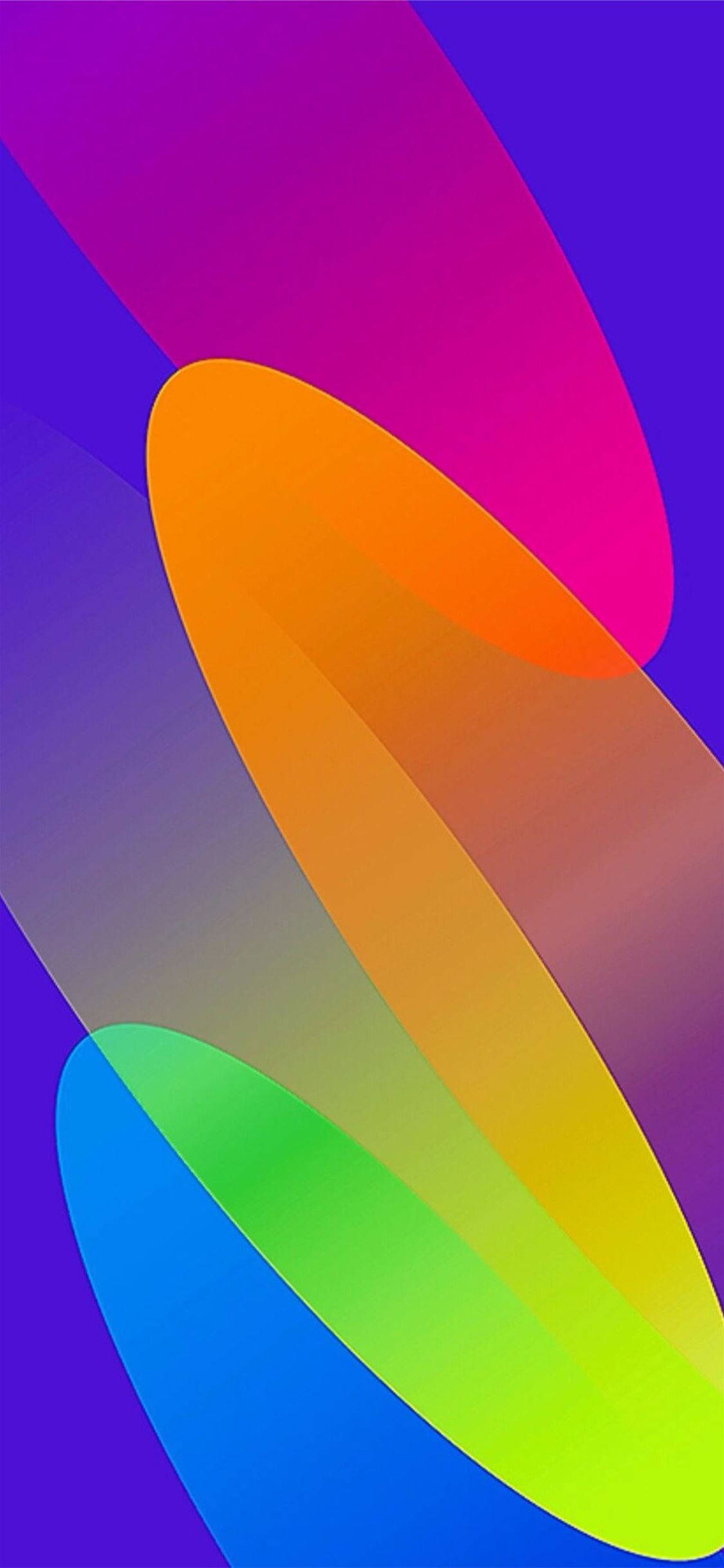 samsung galaxy 4K 桌布 壁紙 — 充滿活力的抽象橢圓形，帶有漸變彩虹色調，漂浮在深紫色背景上。