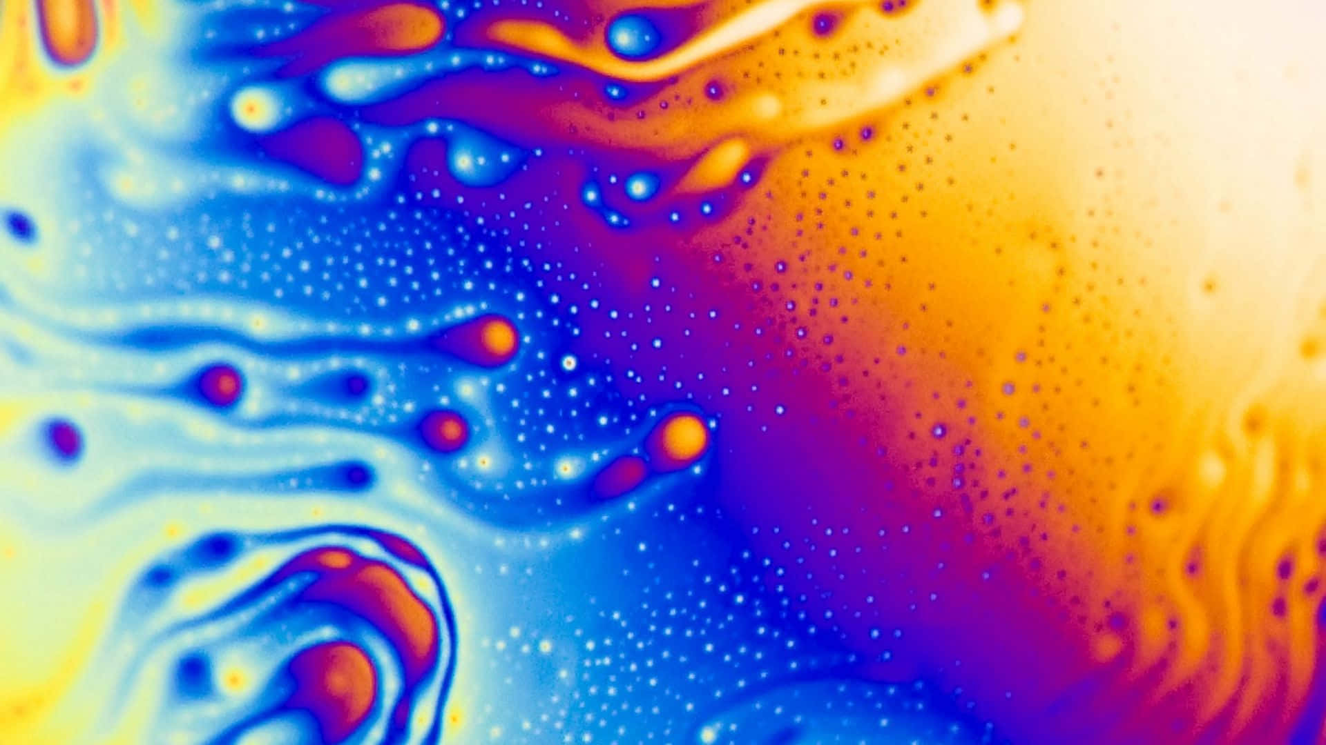 Mix Color 桌布 壁紙 — 充滿活力的抽象流體圖案在電光藍、紫色和火橙色中旋轉，營造出迷人的熱感視覺效果。