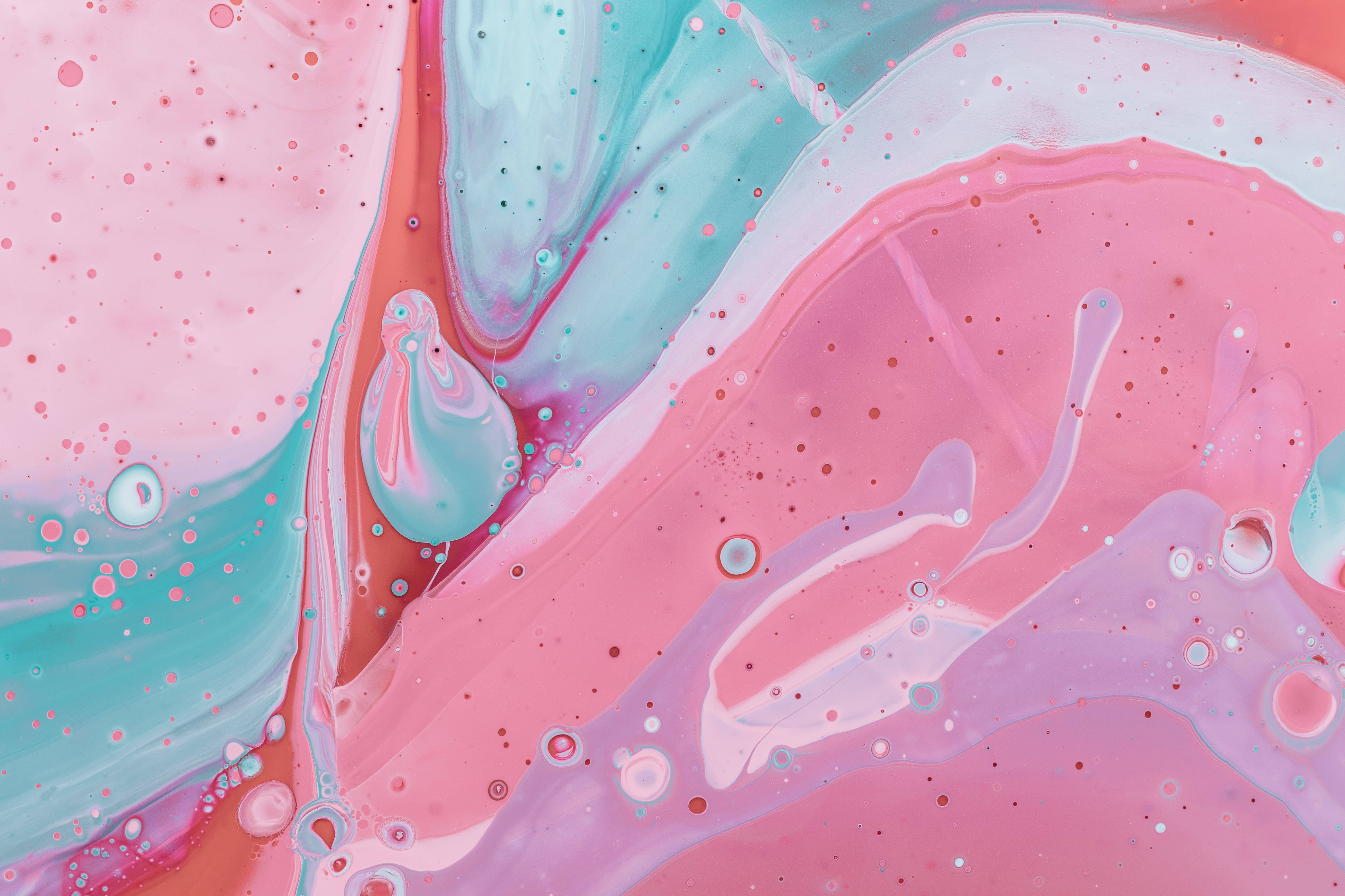 Paint Splash 桌布 壁紙 — 充滿活力的抽象流體藝術，帶有旋轉的粉紅色、藍綠色和白色色調，點綴著半透明氣泡。
