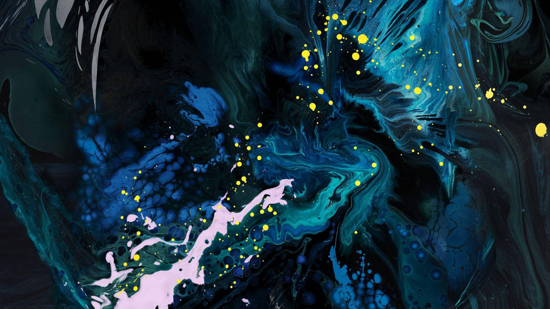 wallpaper 桌布 壁紙 — 充滿活力的抽象漩渦，由青藍色、黑色和黃色顏料以及飛濺的點點構成，創造出動態的宇宙流體藝術作品。