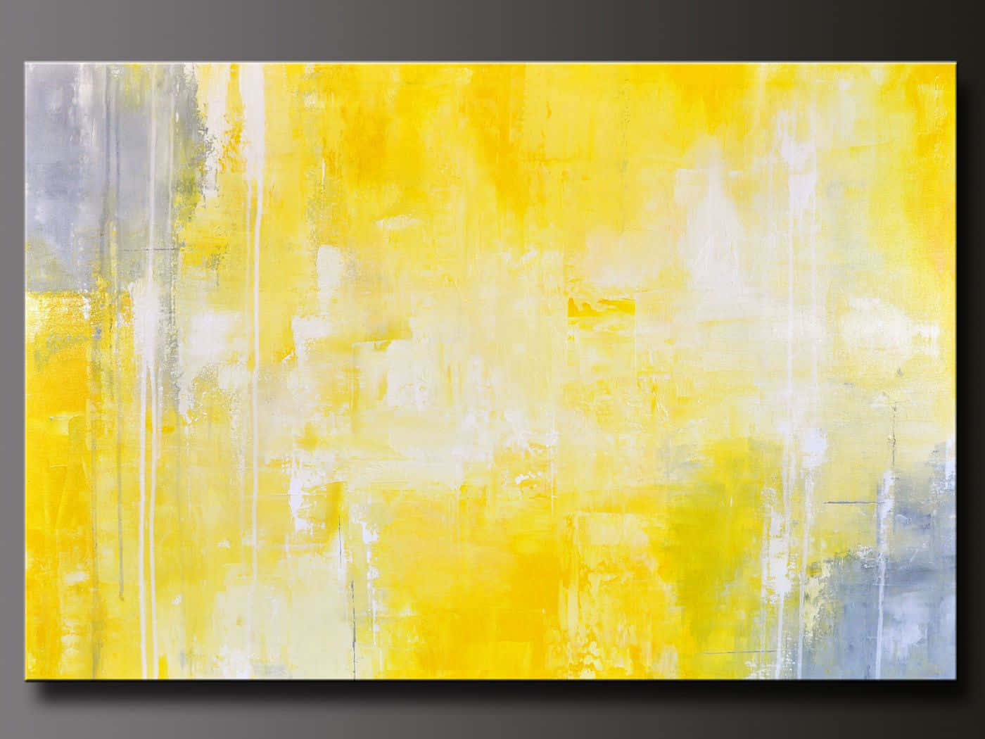 Yellow Art 桌布 壁紙 — 充滿活力的抽象畫，以大膽的黃色、白色和灰色筆觸營造出動感十足的紋理畫布。