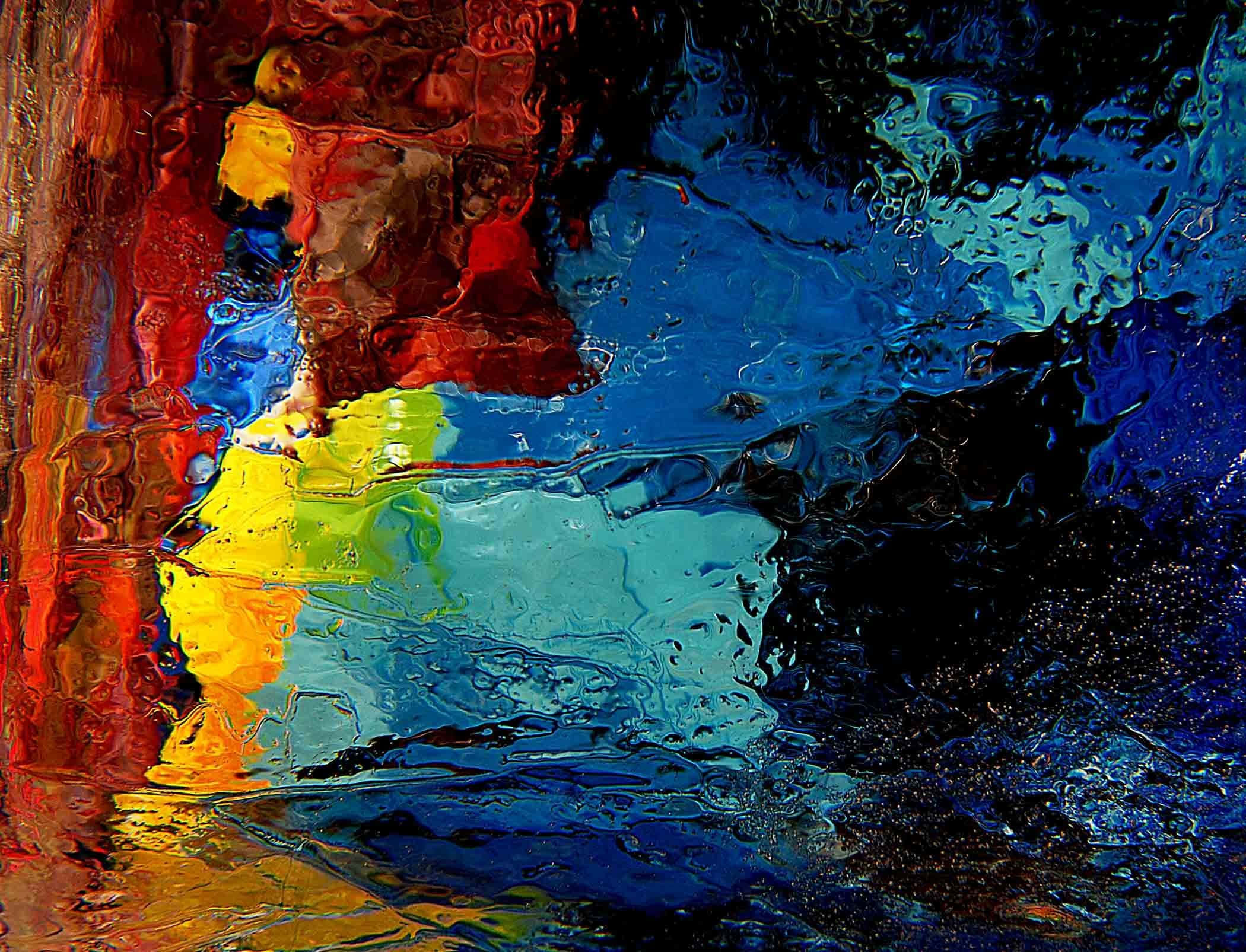 Paint Art 桌布 壁紙 — 充滿活力的抽象畫，在深色背景上以厚實的紋理筆觸呈現紅色、黃色和藍色。
