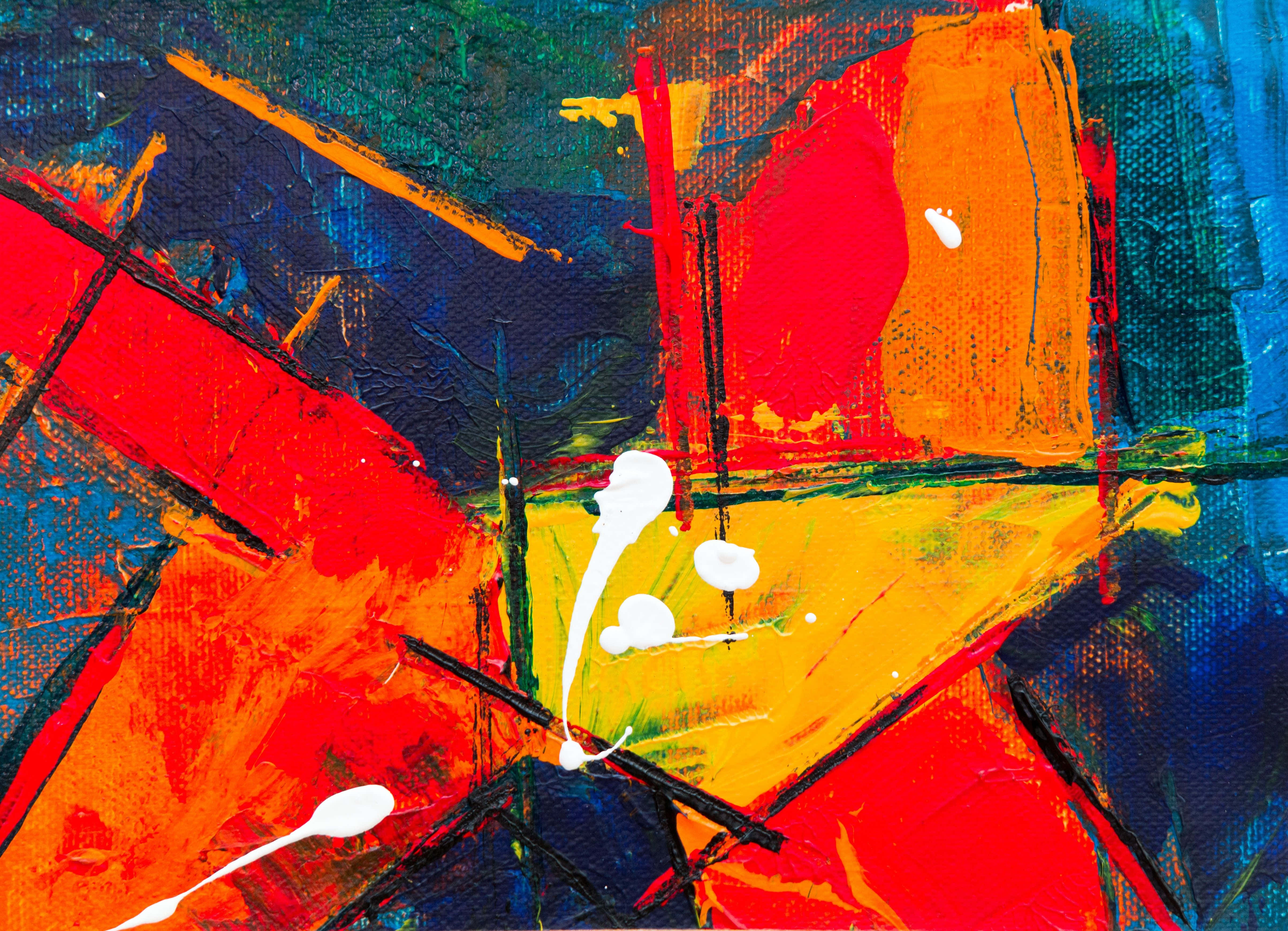 Abstract Expressionism 桌布 壁紙 — 充滿活力的抽象畫，在紋理畫布上帶有鮮明的紅色、橙色、黃色和藍色筆觸以及白色潑濺。