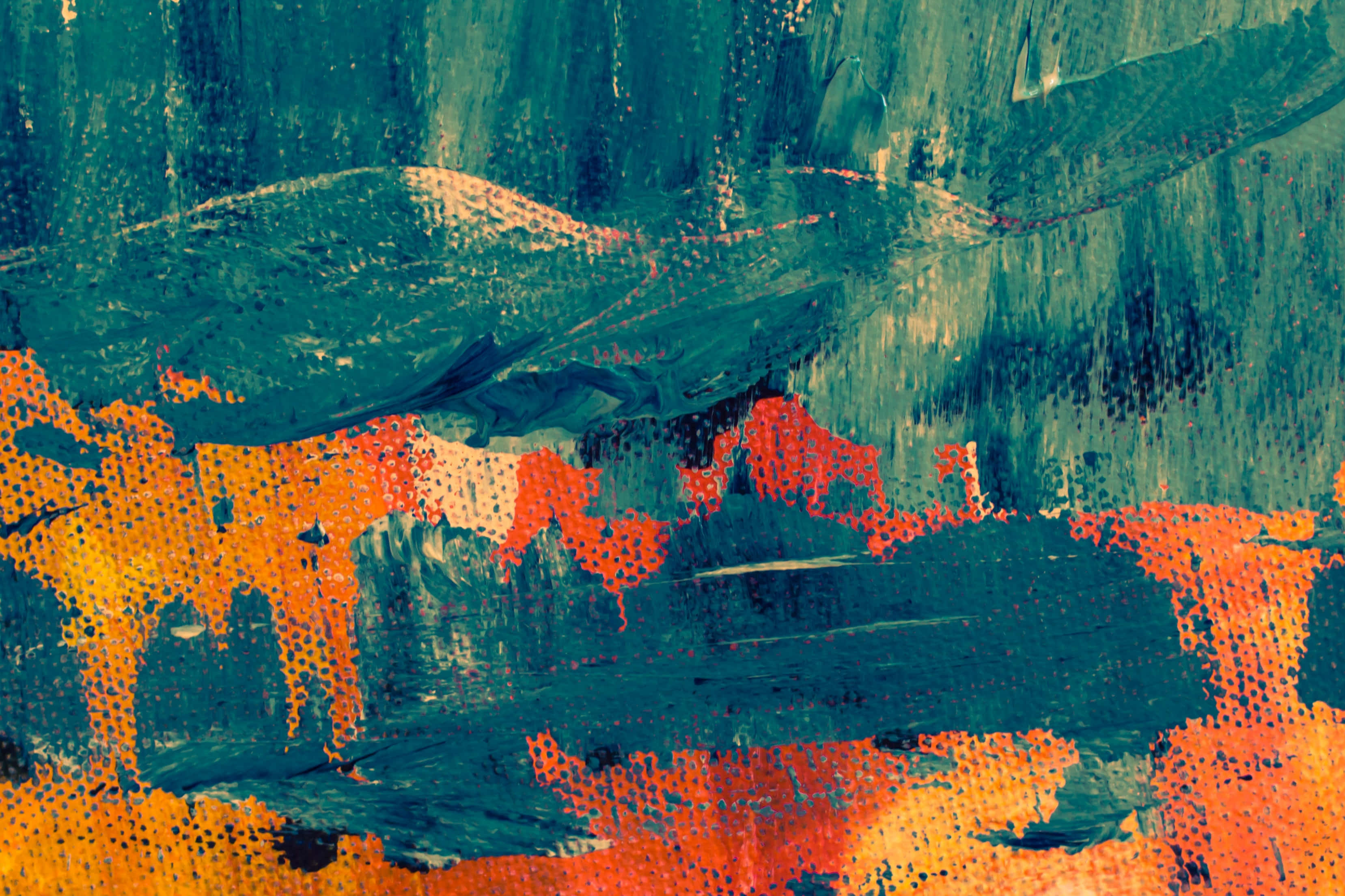 Paint Texture 桌布 壁紙 — 充滿活力的抽象畫，大膽的藍綠色和火橙色筆觸疊加在紋理點狀圖案上。