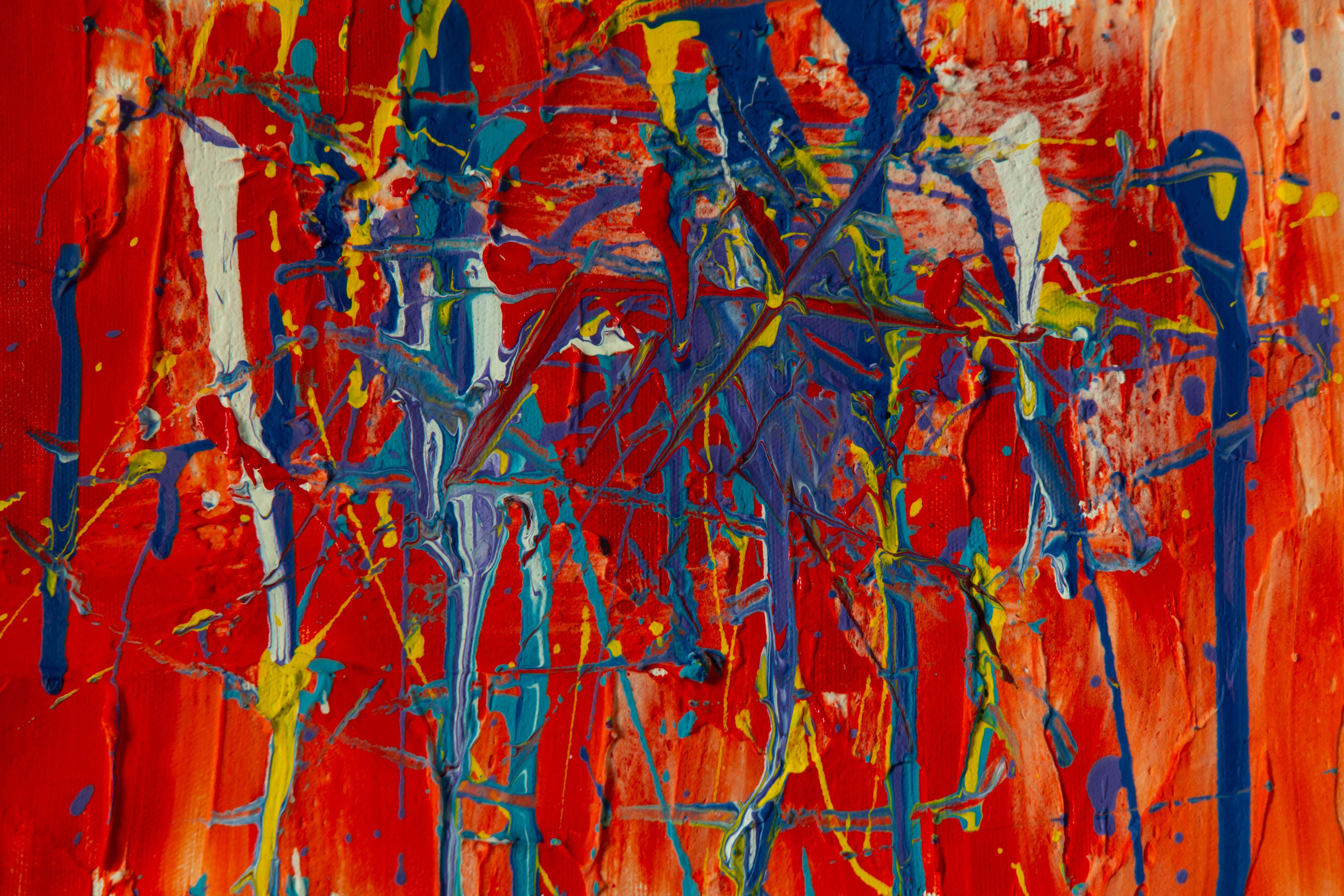 Contemporary Art 桌布 壁紙 — 充滿活力的抽象畫，帶有大膽的紅色、藍色和黃色顏料飛濺和厚實的紋理筆觸。