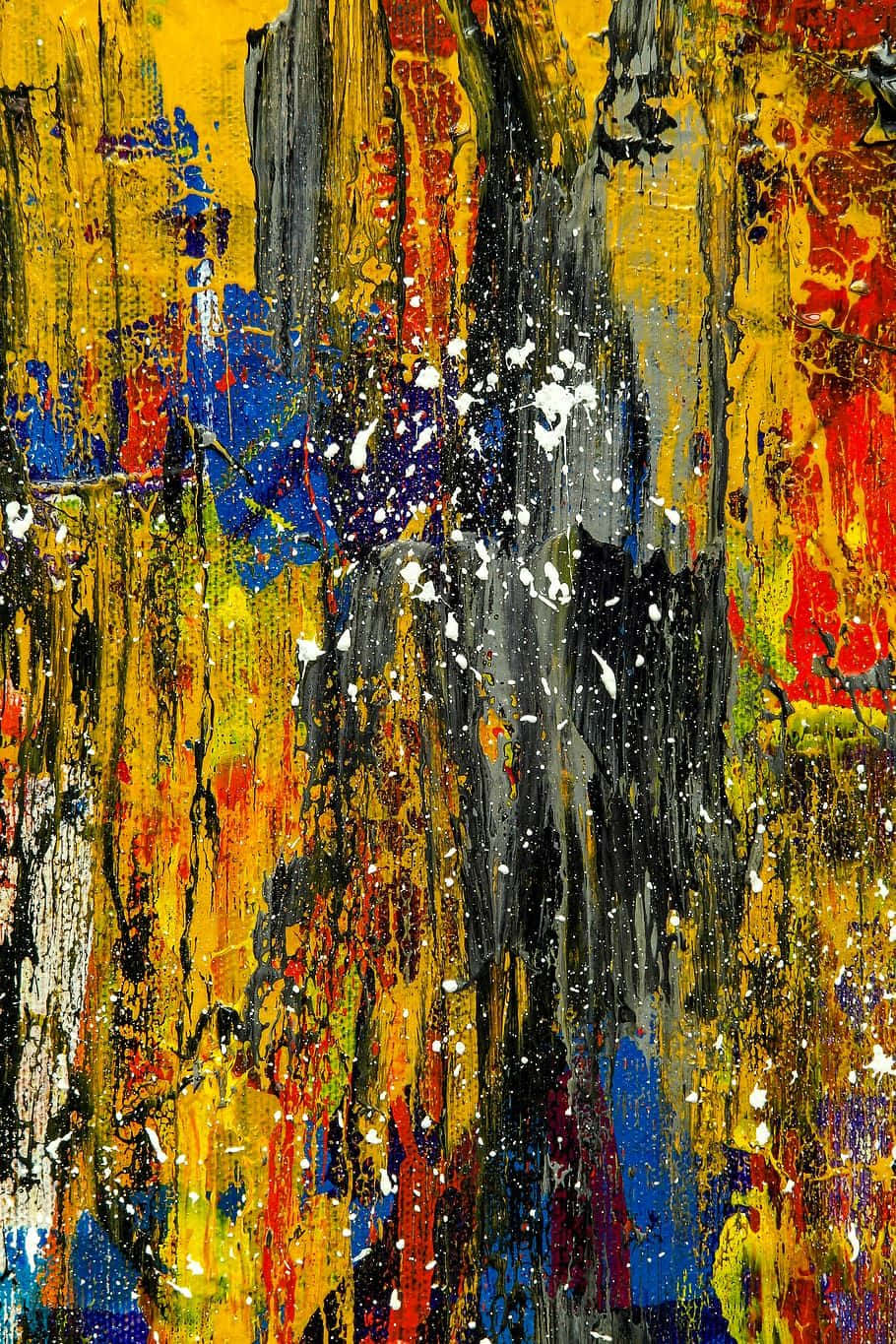 Abstract Expressionism 桌布 壁紙 — 充滿活力的抽象畫，黃色、紅色、藍色和黑色的粗獷筆觸在紋理畫布上飛濺。