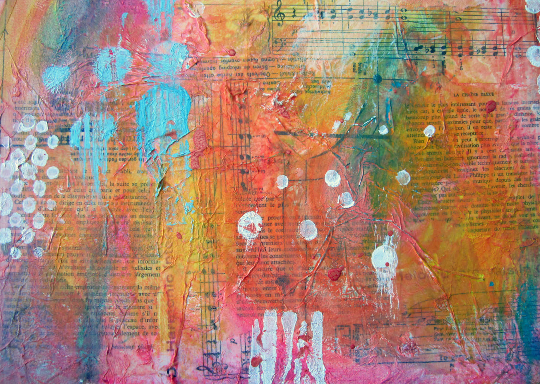 Mixed Media 桌布 壁紙 — 充滿活力的抽象藝術作品，在紋理紙上呈現層疊的油漆飛濺、音符和文字，營造出混亂多彩的構圖。