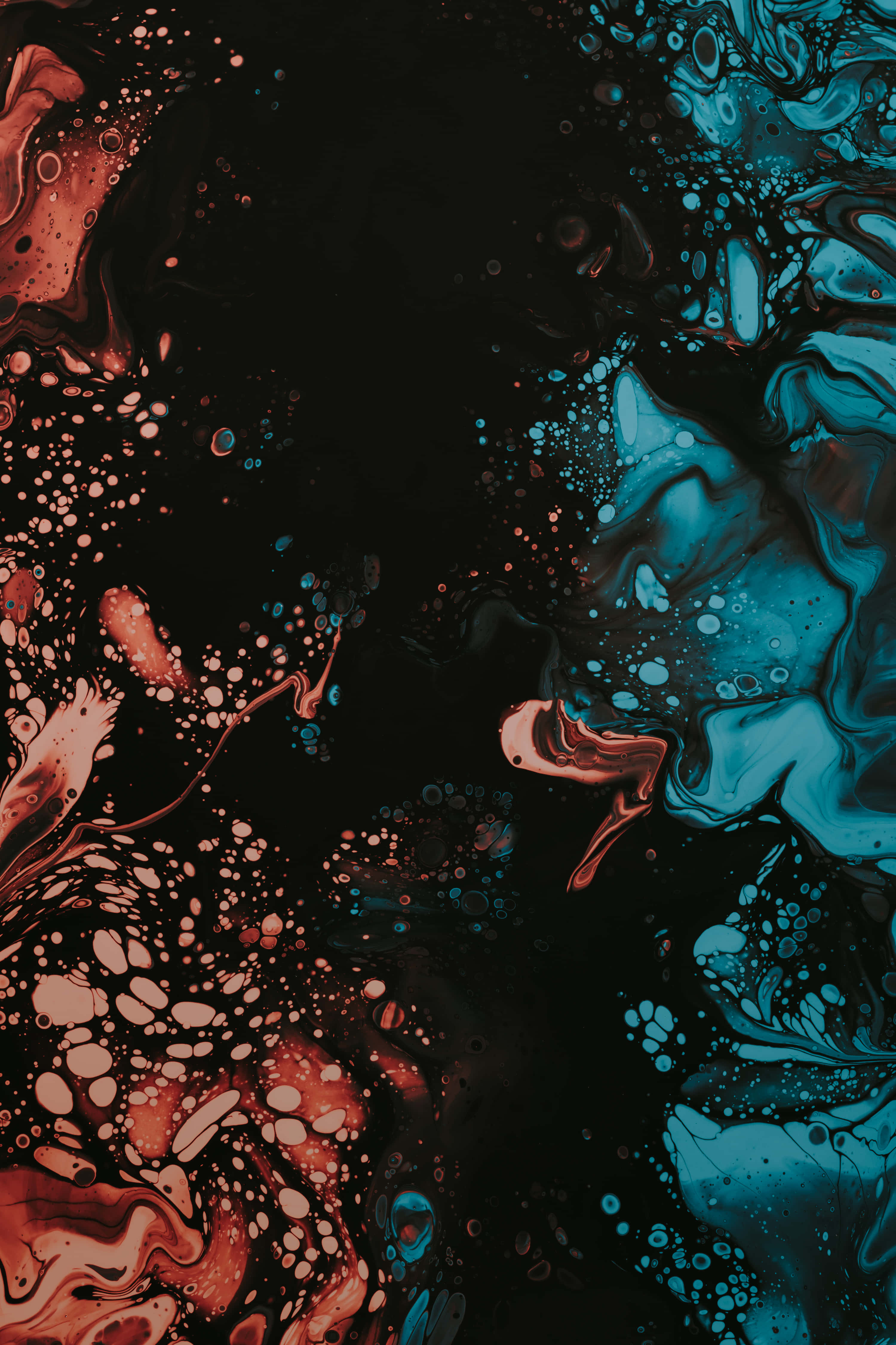 Black Art 桌布 壁紙 — 充滿活力的抽象青綠色和銅色顏料漩渦在深黑色畫布上爆炸，形成動態流體構圖。