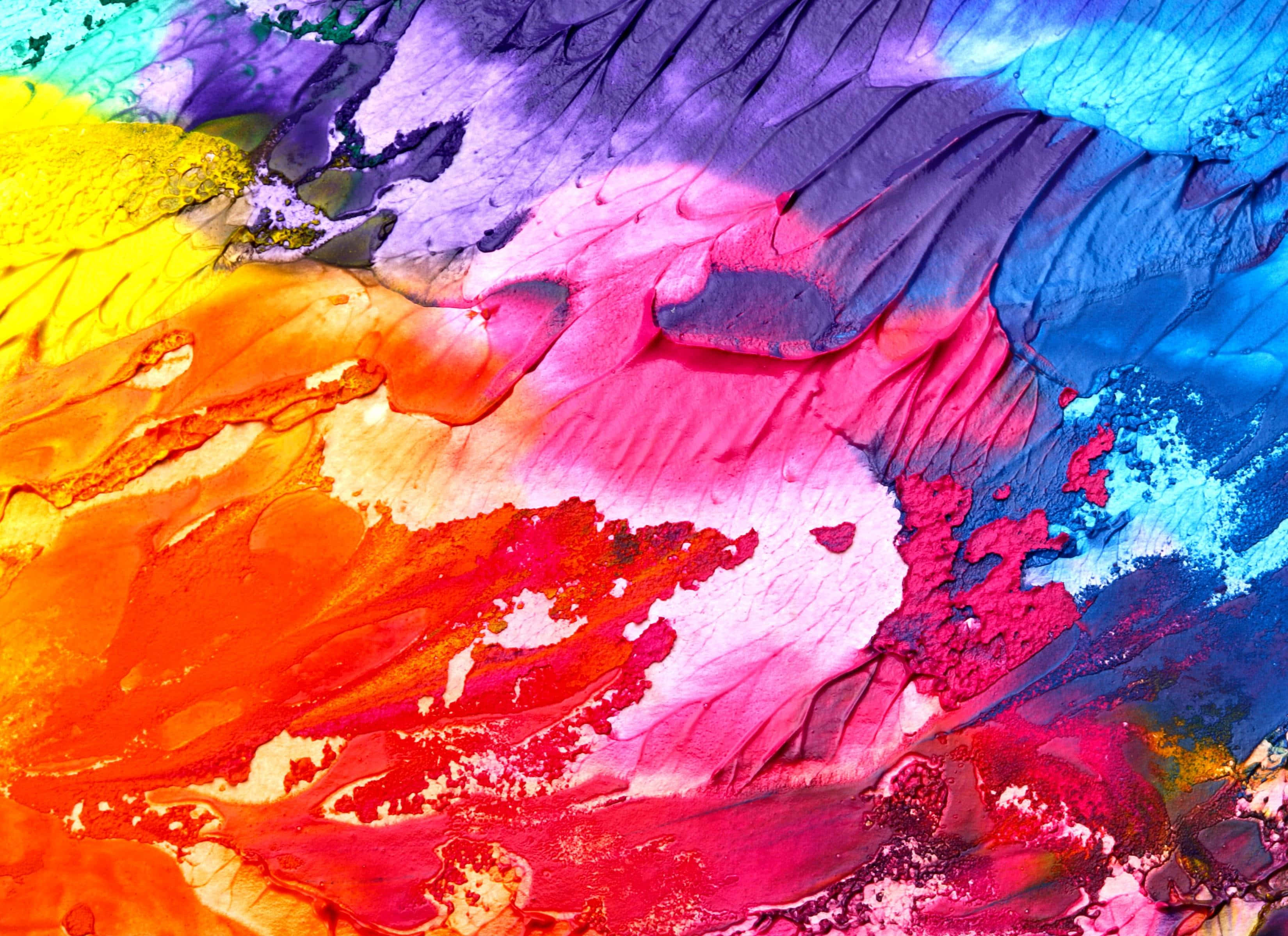 Abstract Expressionism 桌布 壁紙 — 充滿活力的抽象顏料流動，在橙色、粉紅色、藍色和紫色的漩渦漸變中，創造出動態紋理畫布。