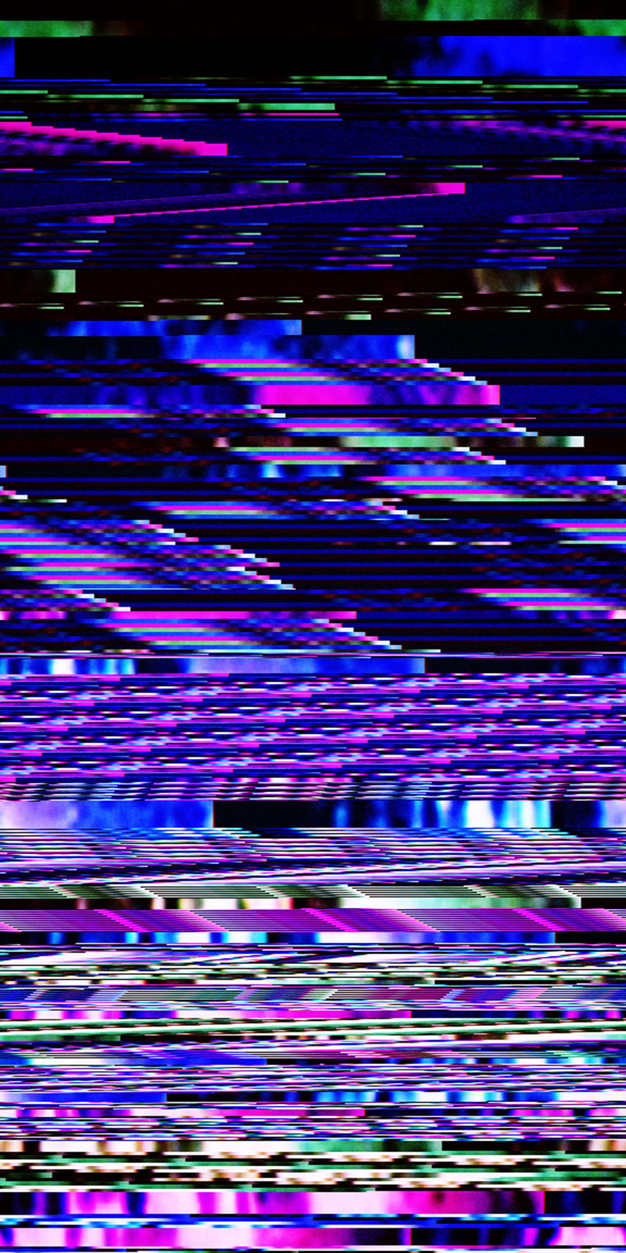 Glitch Effect 桌布 壁紙 — 充滿活力的數位故障藝術，帶有紫色、藍色和粉紅色的條紋，在黑色背景下營造出扭曲的賽博龐克美學。