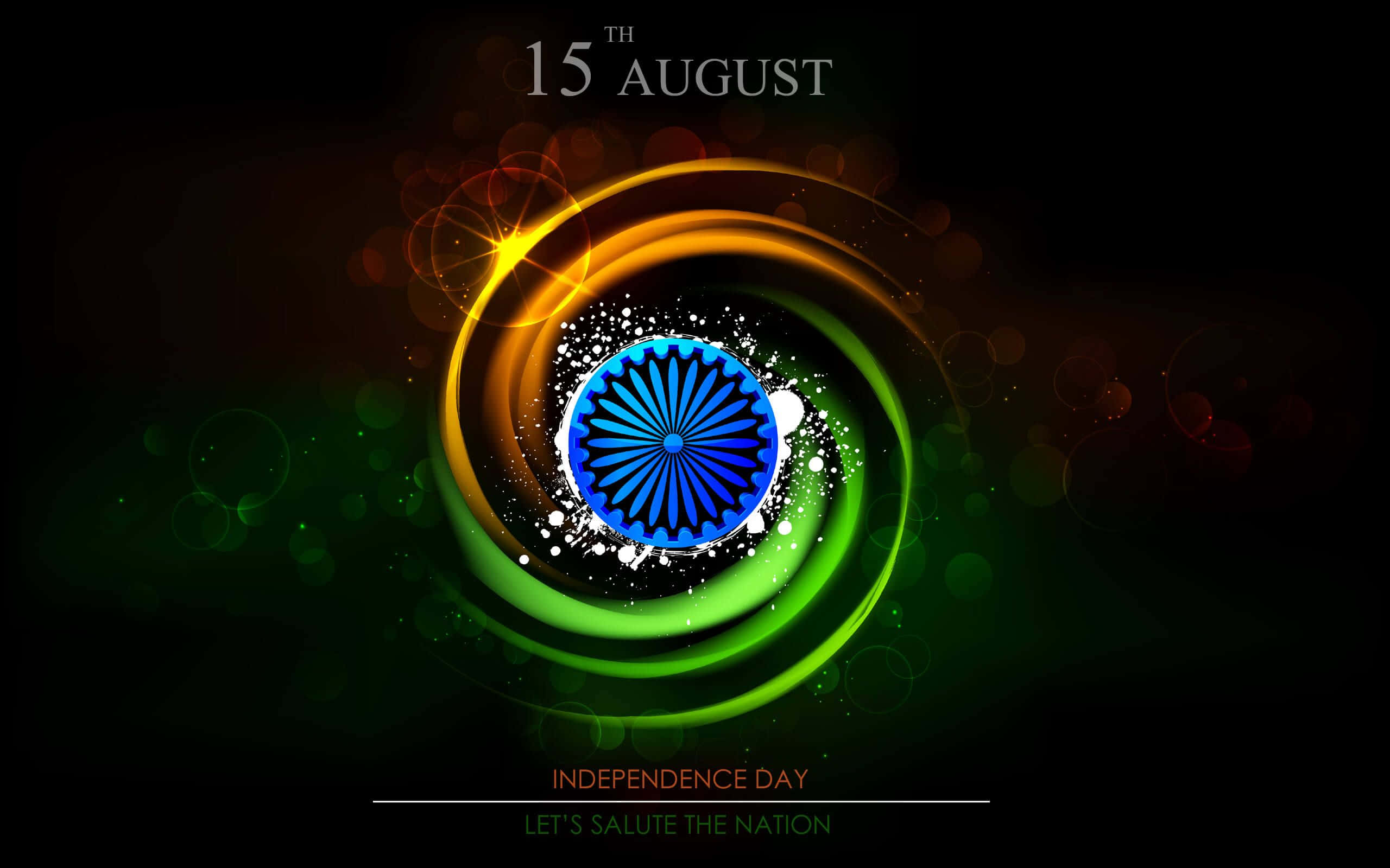 Independence Day 桌布 壁紙 — 充滿活力的數位漩渦，以藏紅花綠和海軍藍圍繞著阿育王法輪，背景為深色，帶有散景燈光和慶祝印度獨立日的文字。