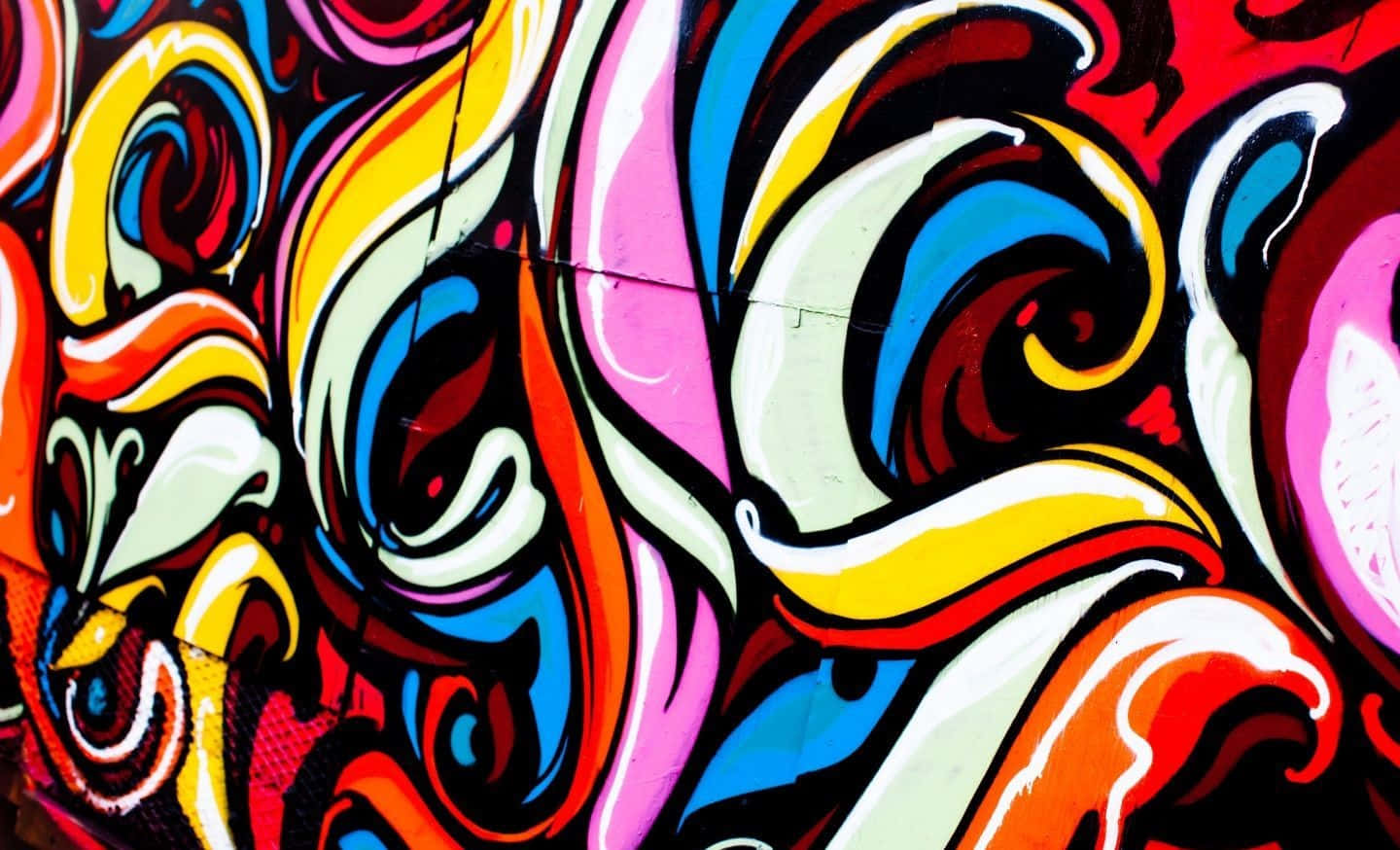 Psychedelic Grunge 桌布 壁紙 — 充滿活力的旋轉塗鴉藝術，以鮮豔的色彩和粗線條覆蓋紋理牆面。