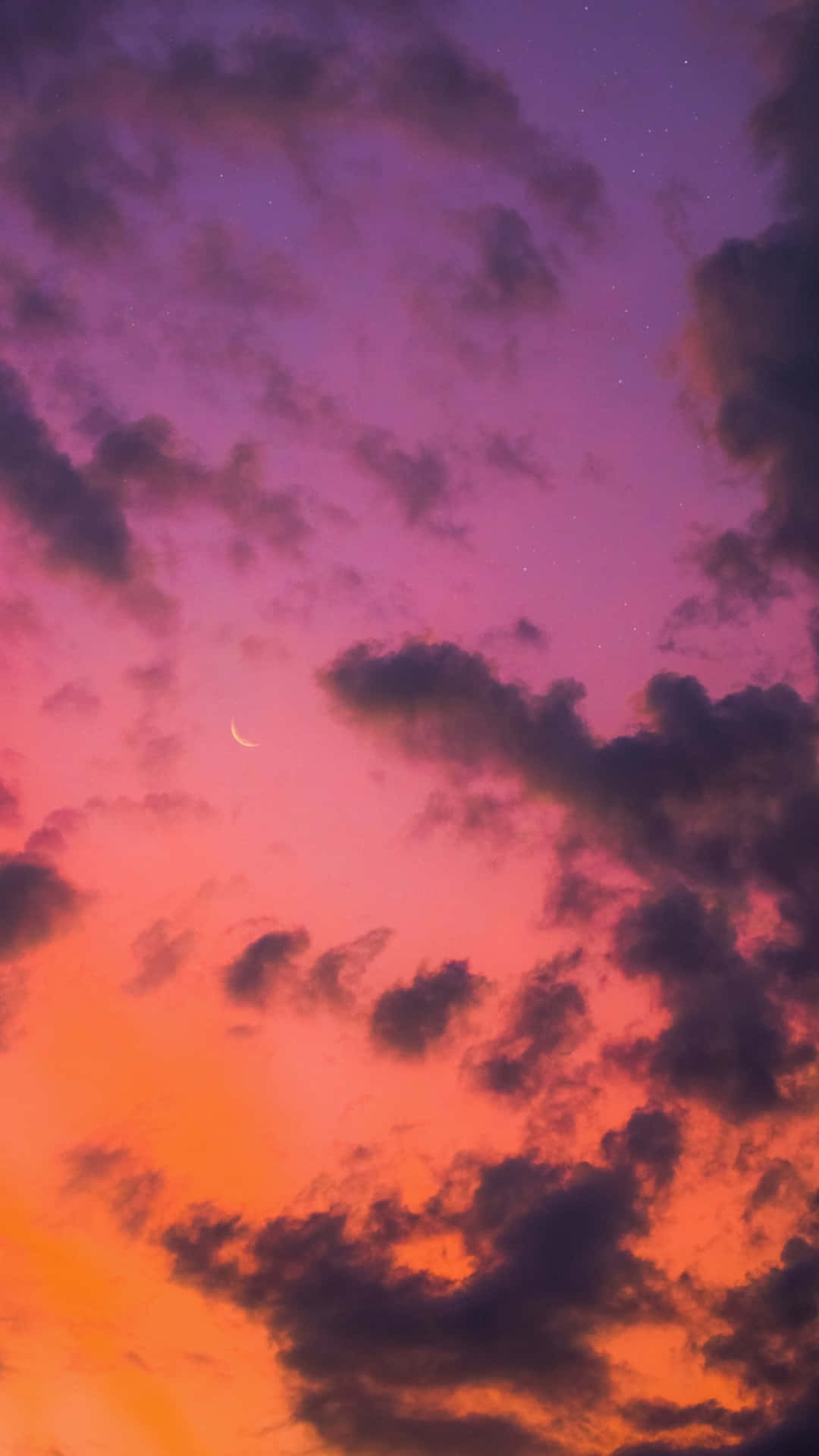 唯美雲朵動態 桌布 壁紙 — 充滿活力的暮色天空，繪有火橙色和深紫色的雲彩，呈現出精緻的彎月和散落的星星。