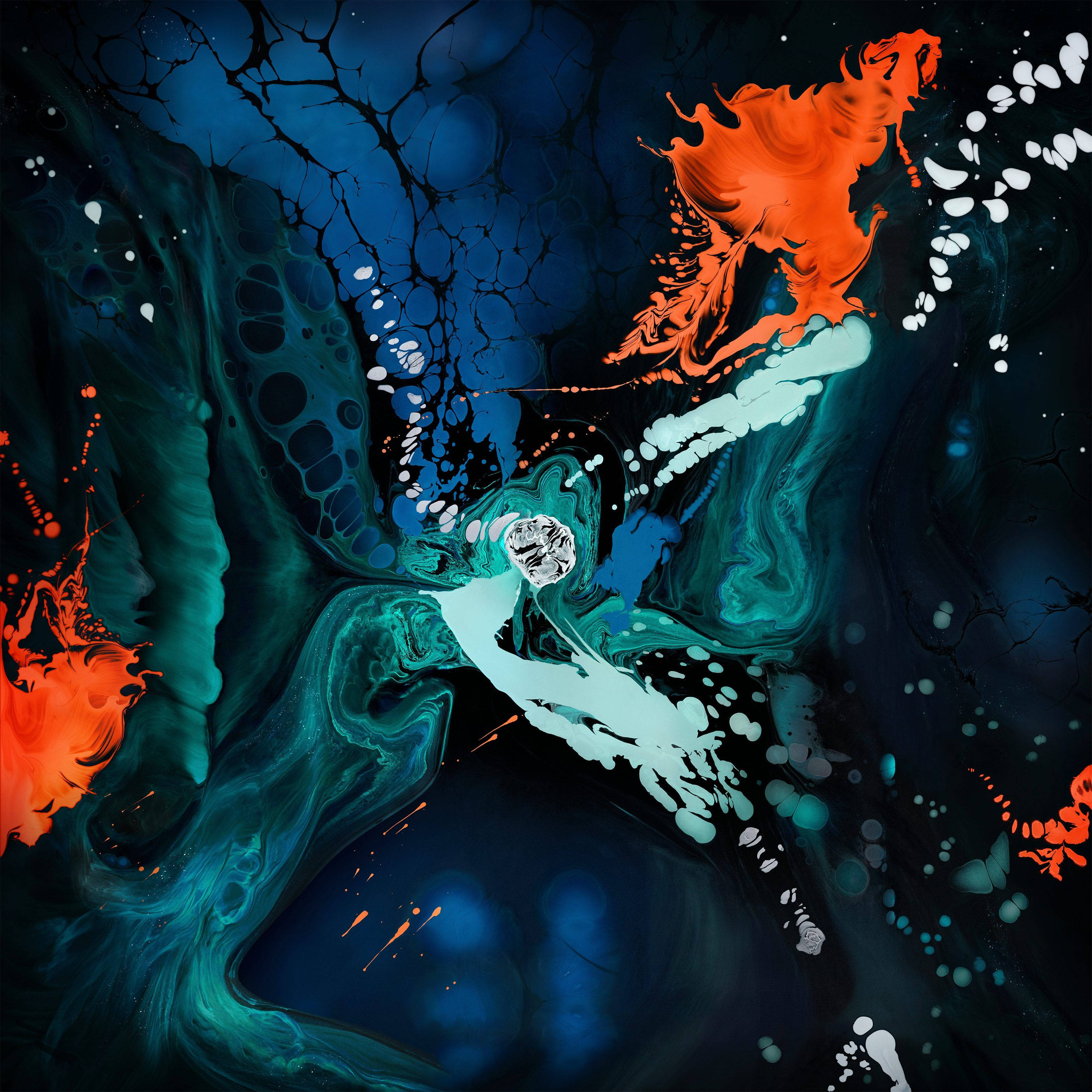 Splatter Paint 桌布 壁紙 — 充滿活力的橙色和藍綠色油漆漩渦在深藍色裂紋畫布上爆炸，帶有白色飛濺。