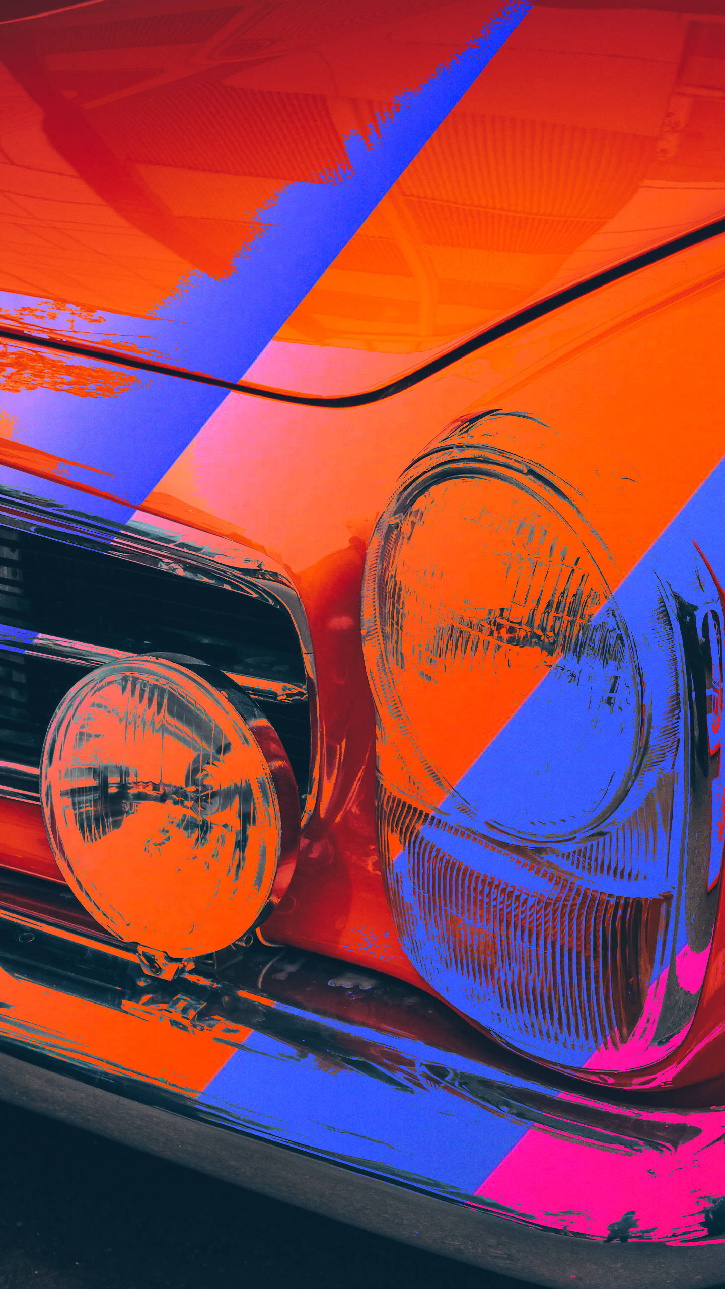 Vintage Car 桌布 壁紙 — 充滿活力的橙色和電光藍色幾何條紋以大膽的普普藝術風格裝飾著復古汽車的引擎蓋和頭燈。