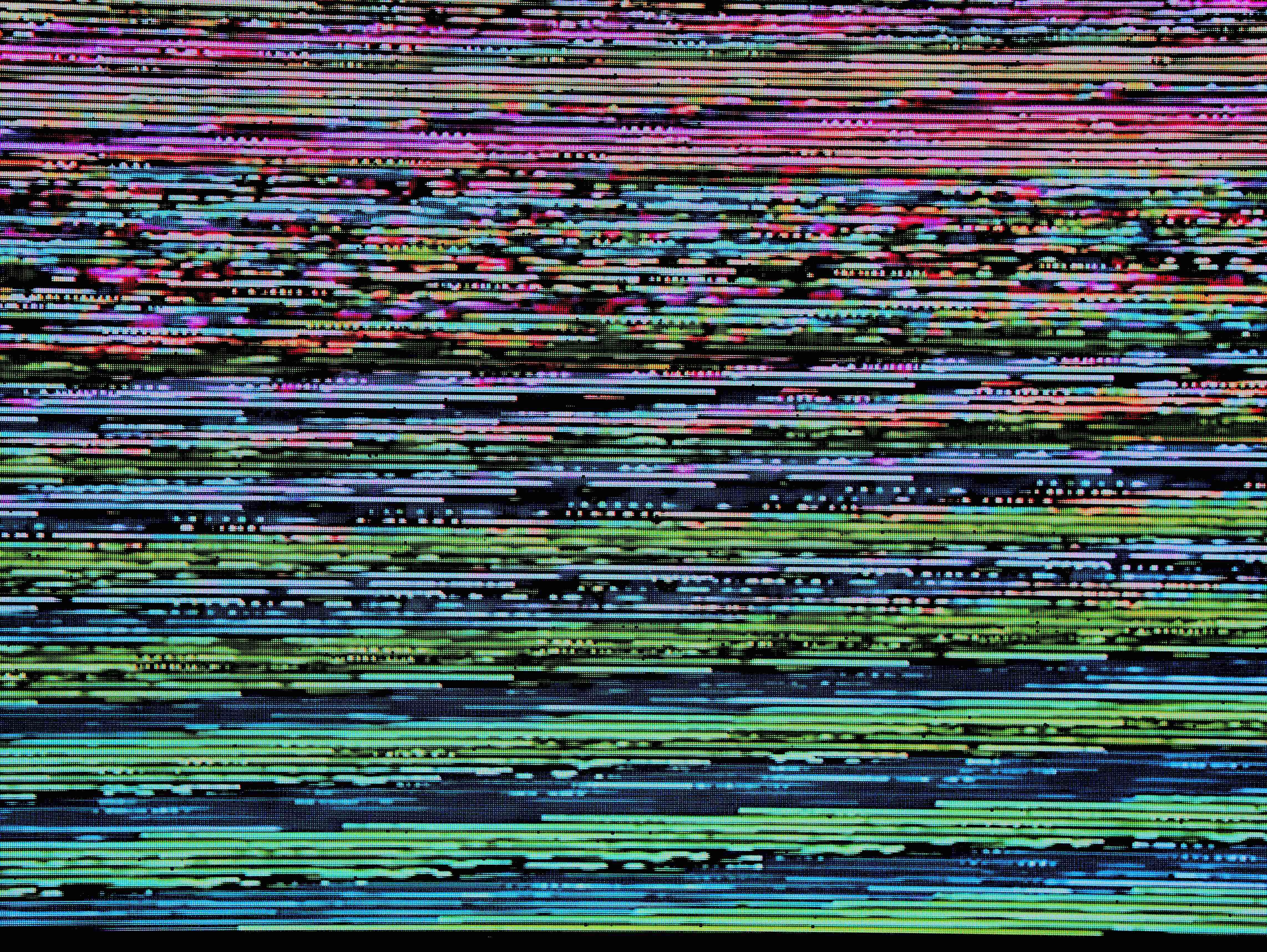 靜態gif 桌布 壁紙 — 充滿活力的水平霓虹色故障線條，營造出混亂的數位失真圖案。