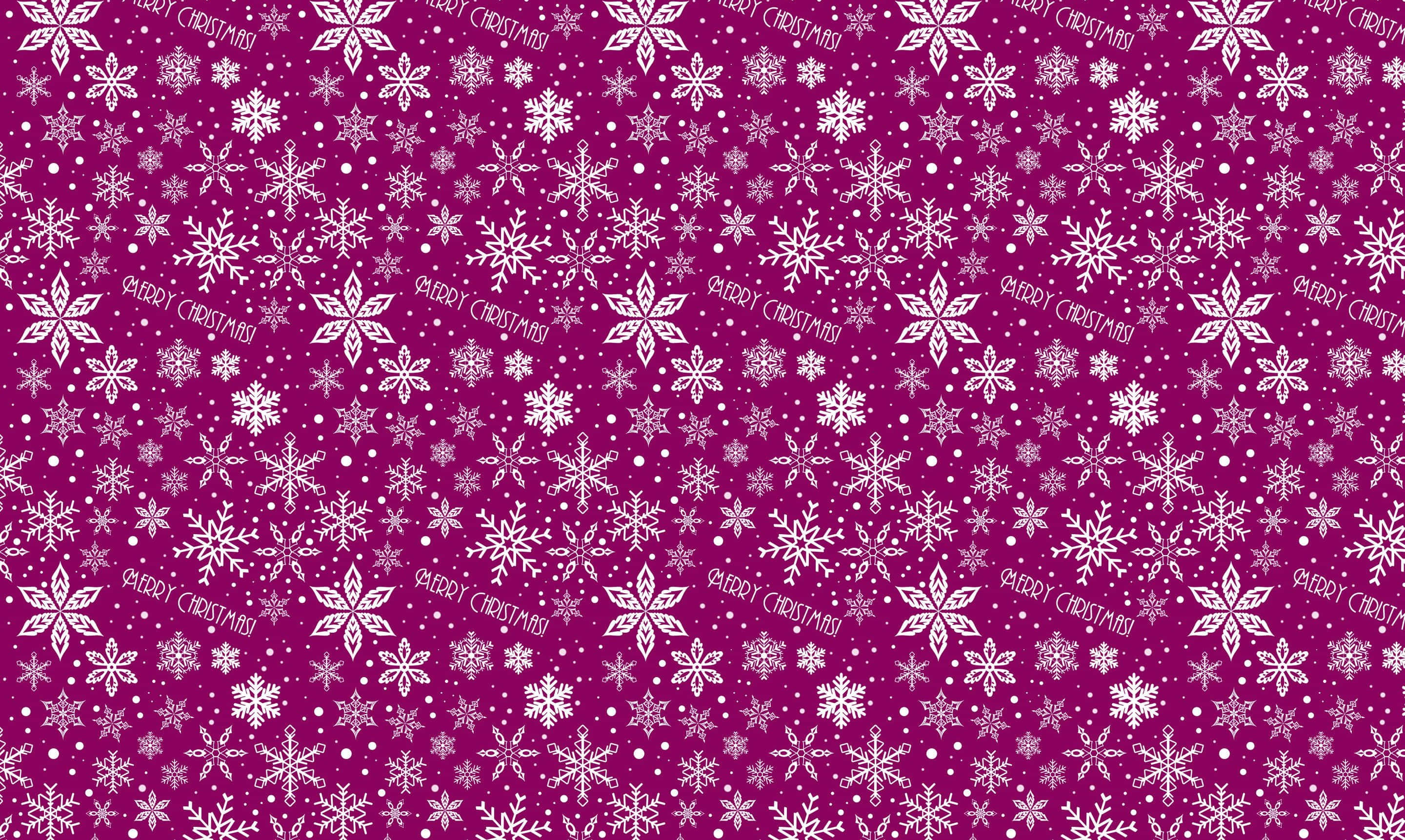 Christmas Pattern 桌布 壁紙 — 充滿活力的洋紅色牆紙，飾有重複的白色雪花和「gerry christmas」文字。