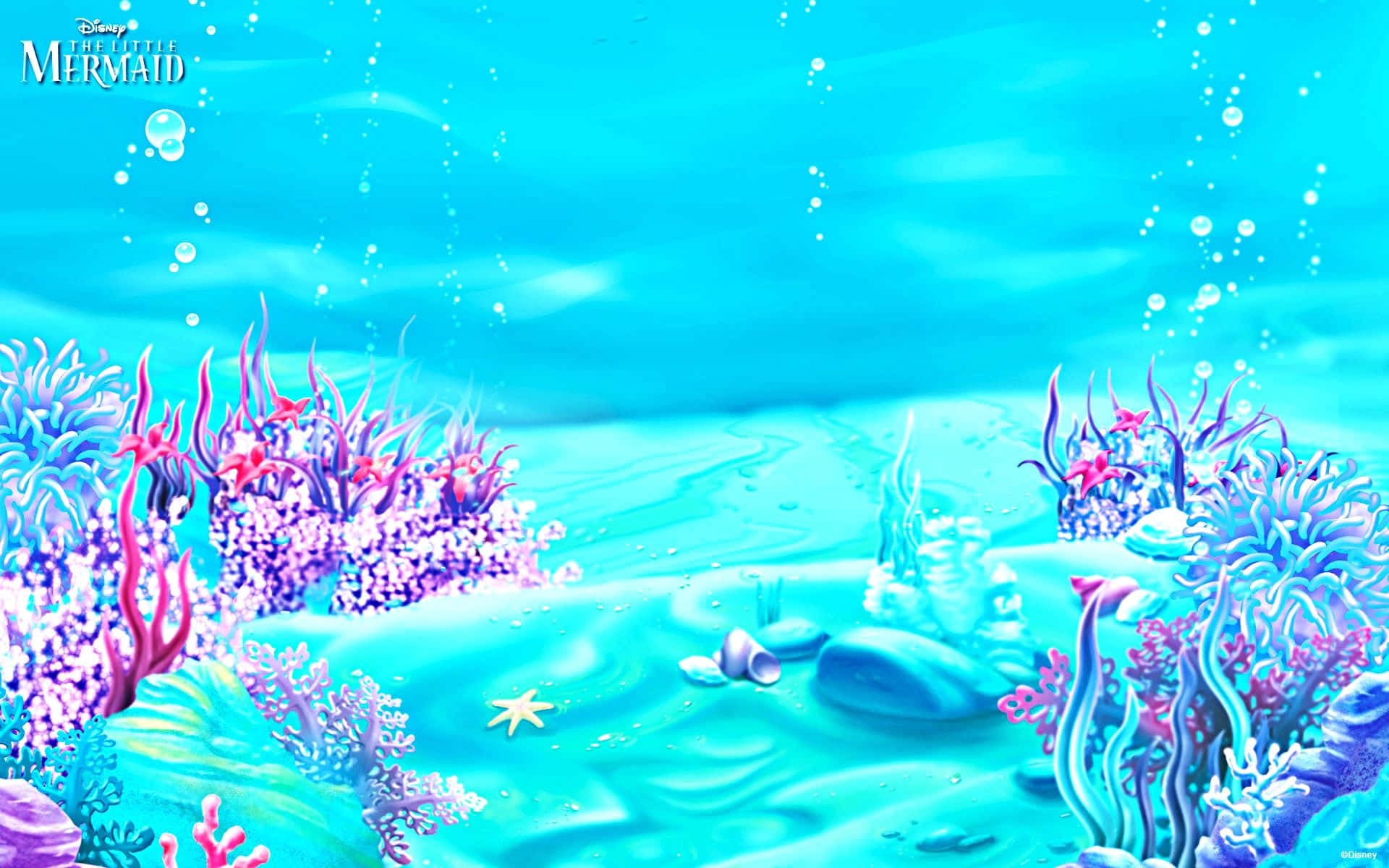 小美人魚 桌布 壁紙 — 充滿活力的海底場景，在碧藍海水中閃耀的珊瑚礁和散落的貝殼。