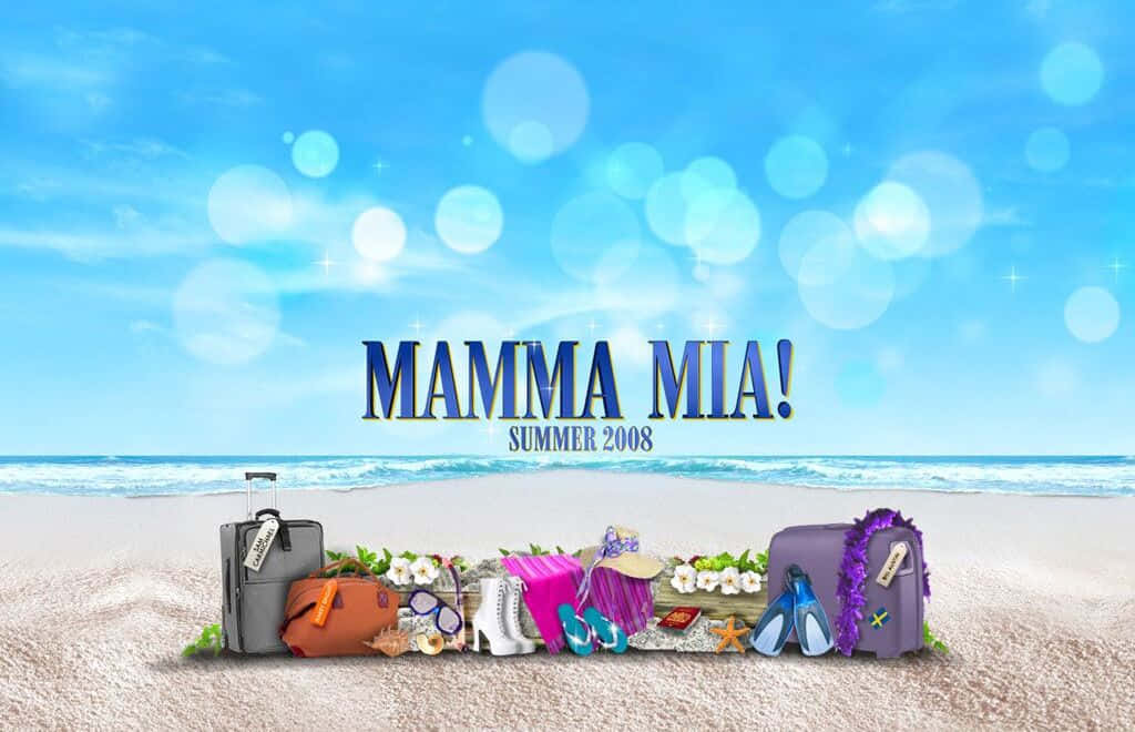 Mamma Mia 桌布 壁紙 — 充滿活力的海灘場景，配備旅行裝備和文字「MAMMA MIA! SUMMER 2008」，在明亮的藍天下帶有散景燈光。