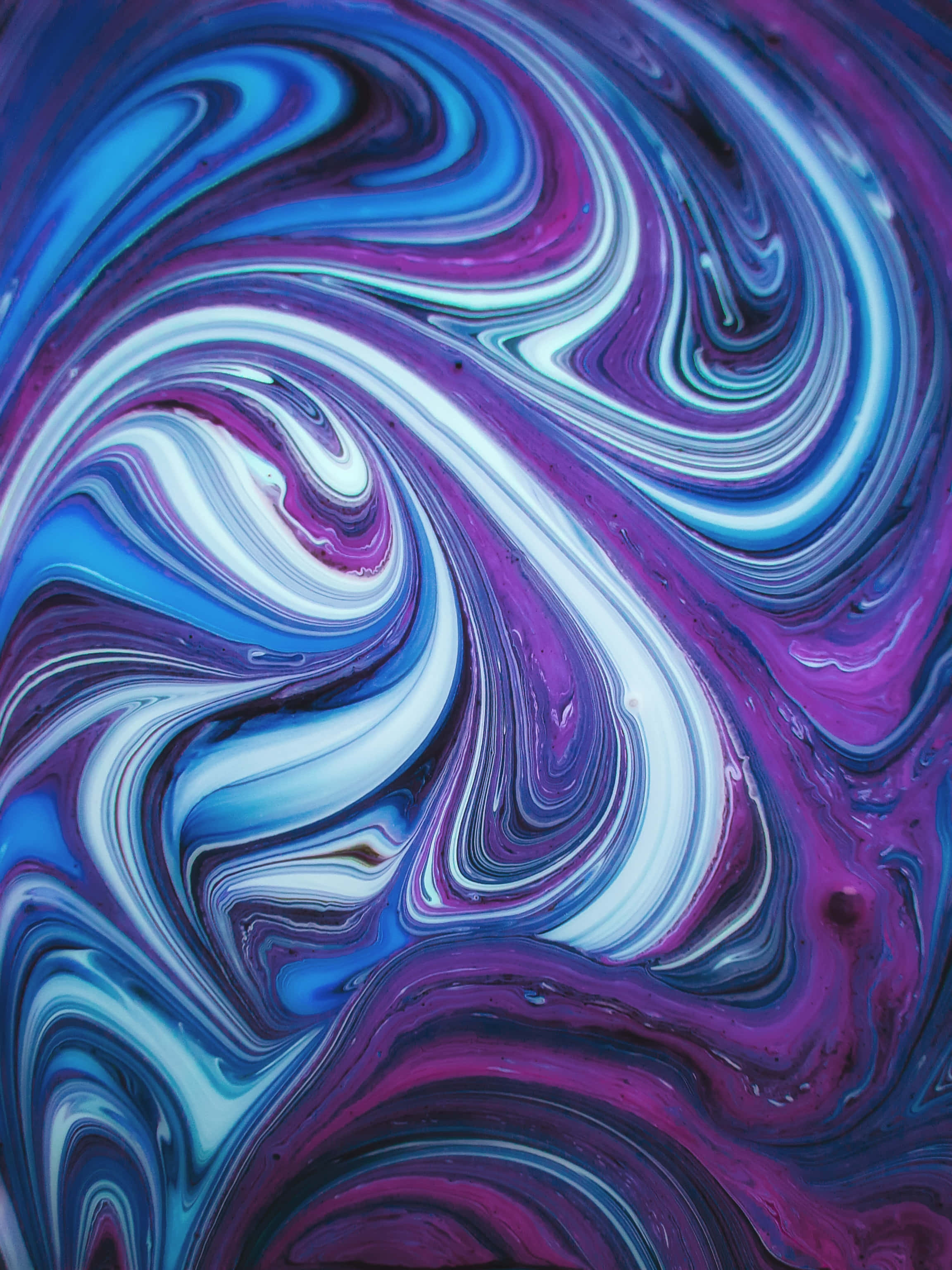 Purple Tie Dye 桌布 壁紙 — 充滿活力的漩渦圖案，電光藍和深紫色顏料融合成流動的白色條紋，構成迷人的抽象構圖。