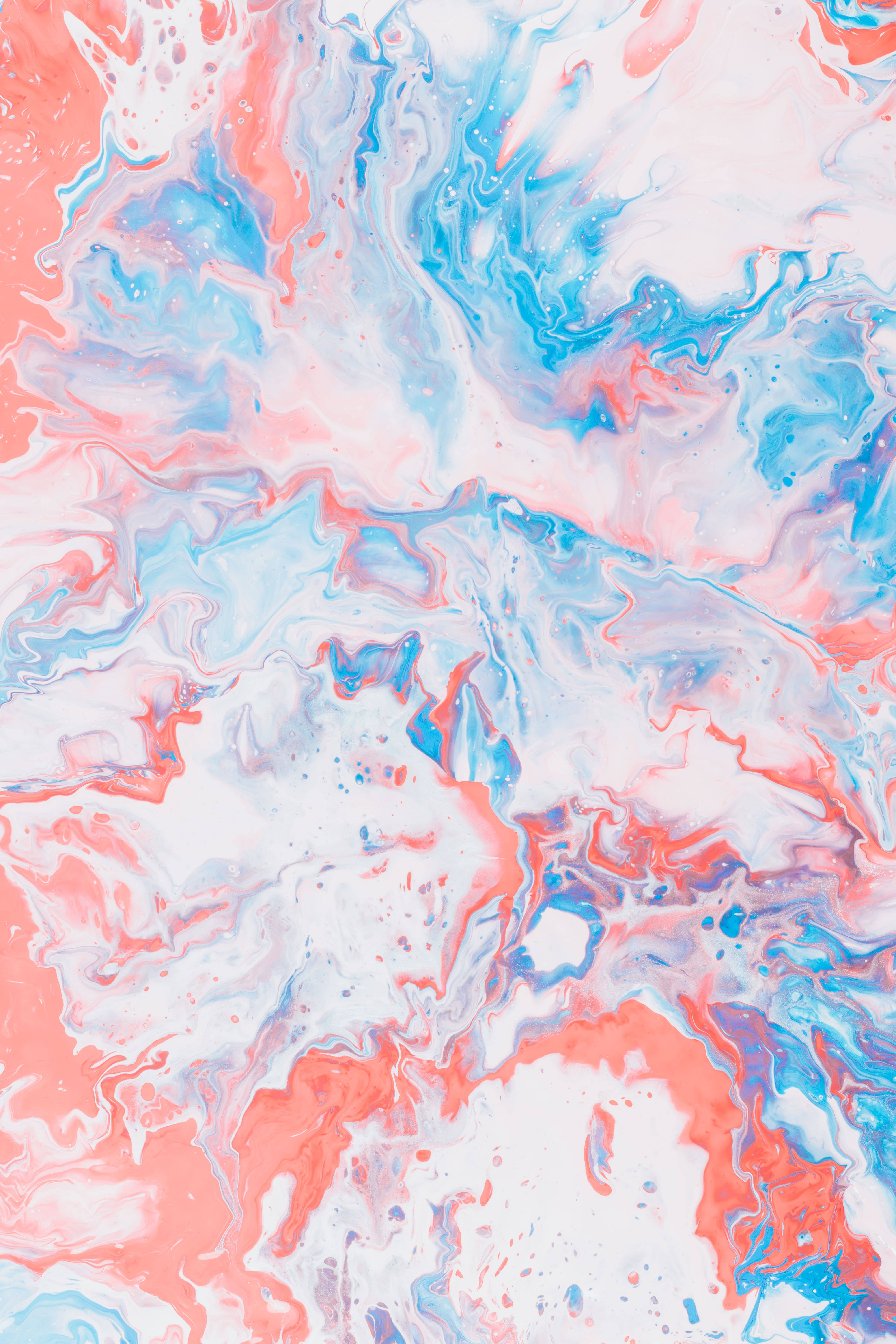 Pink And Blue 桌布 壁紙 — 充滿活力的漩渦抽象圖案，珊瑚粉紅、藍色和白色顏料在流暢的有機運動中融合。