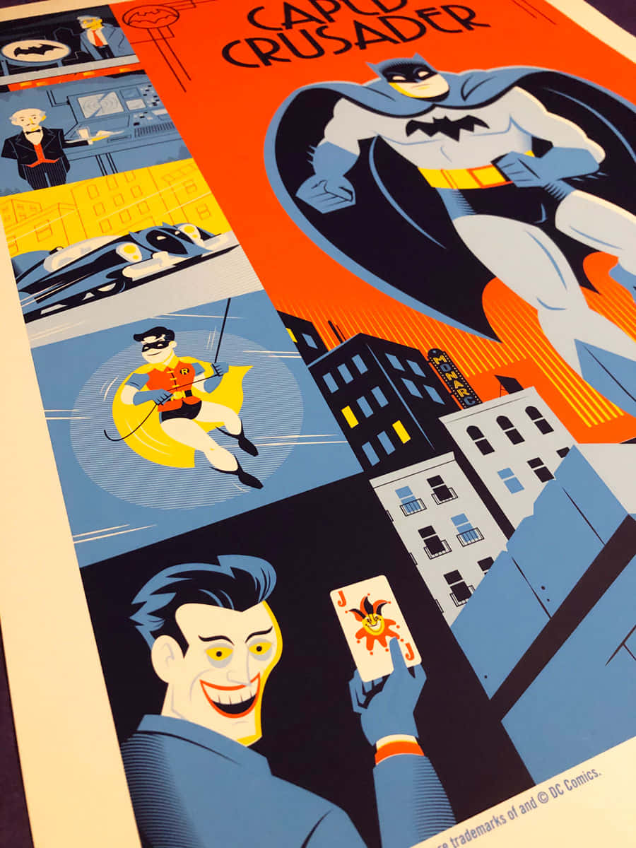 The Caped Crusader 桌布 壁紙 — 充滿活力的漫畫海報，描繪蝙蝠俠和羅賓在風格化的城市景觀上空翱翔，小丑在下方拿著一張小丑牌。
