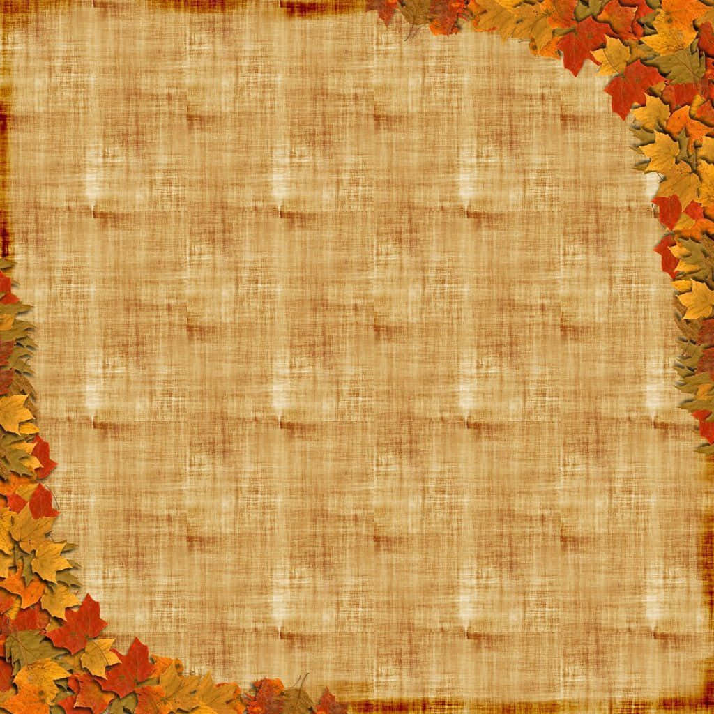 充滿活力的漸層頁面背景 壁紙 — 溫暖的紅色、黃色和橙色秋葉框住有紋理的米色畫布，營造出舒適的季節性邊框。