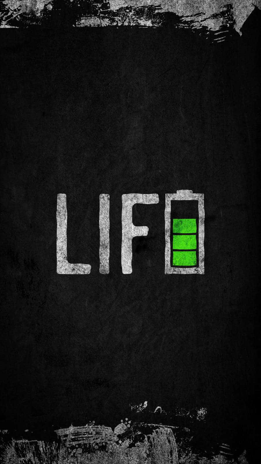 充滿活力的生活——電量指示器 壁紙 — 「LIFE」呢個字以粗糙嘅白色字母呈現，喺有紋理嘅黑色背景上，用一個綠色電池圖示取代咗字母E。