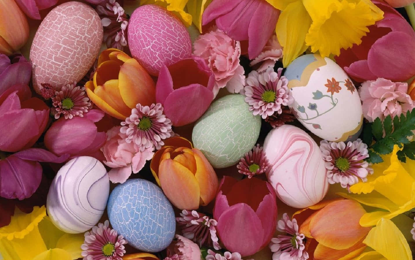 Pastel Easter 桌布 壁紙 — 充滿活力的粉彩復活蛋藏在色彩繽紛的鬱金香和雛菊之間，構成節日春季佈置。