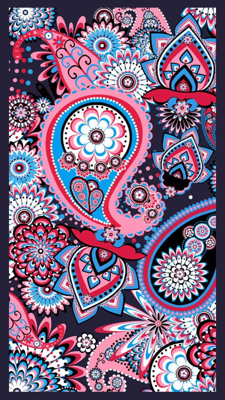Paisley 桌布 壁紙 — 充滿活力的粉紅色、藍色和白色佩斯利圖案在深色背景上旋轉，形成大膽的裝飾設計。