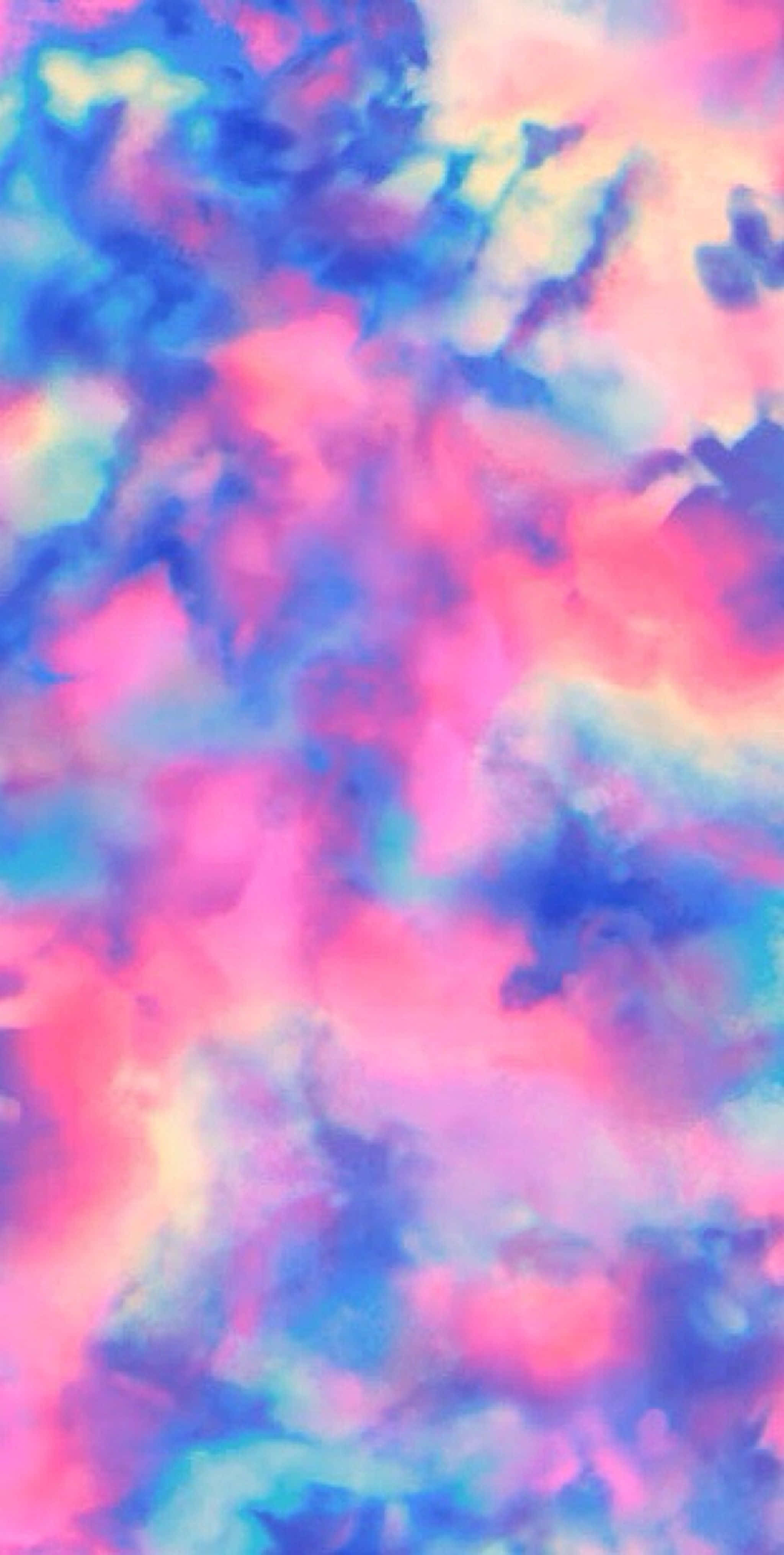 Pastel Tie Dye 桌布 壁紙 — 充滿活力的粉紅色、藍色和黃色漩渦雲彩在夢幻般的抽象天空中融合。