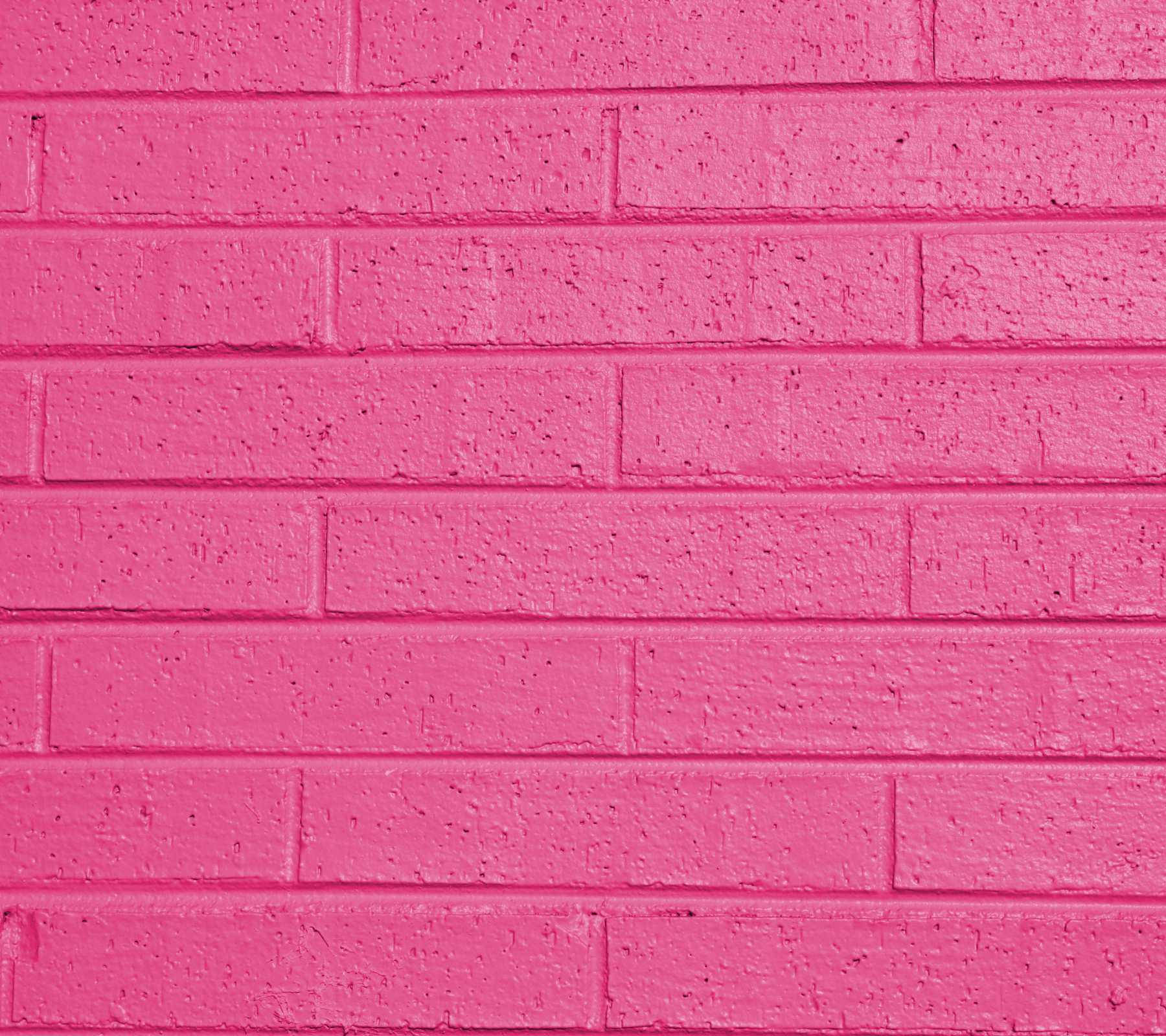 Hot Pink Aesthetic 桌布 壁紙 — 充滿活力的粉紅色油漆磚牆，帶有紋理表面和水平砂漿線。