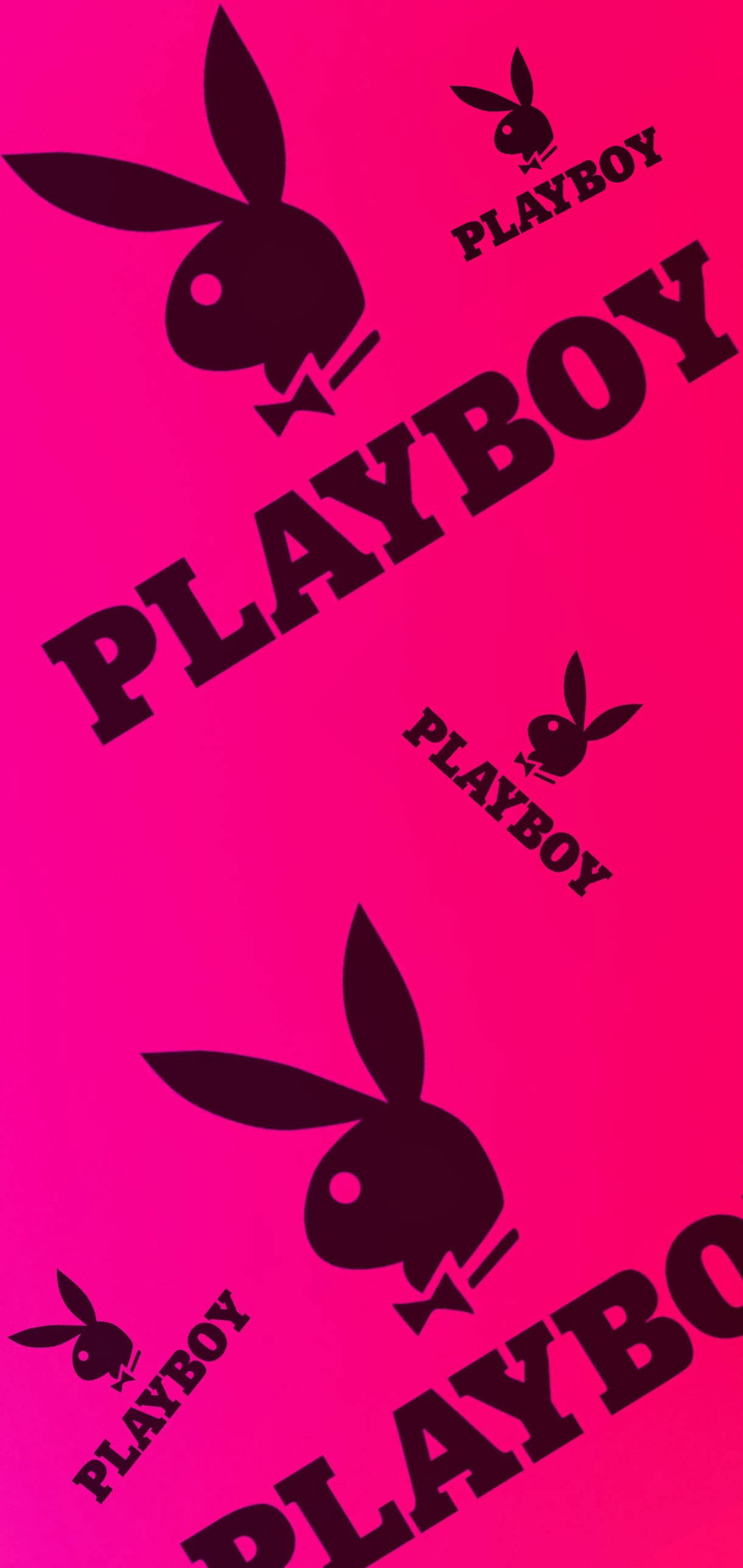 Logo 桌布 壁紙 — 充滿活力的粉紅色牆紙，帶有重複的黑色Playboy兔子標誌和文字，以粗體對角線圖案呈現。