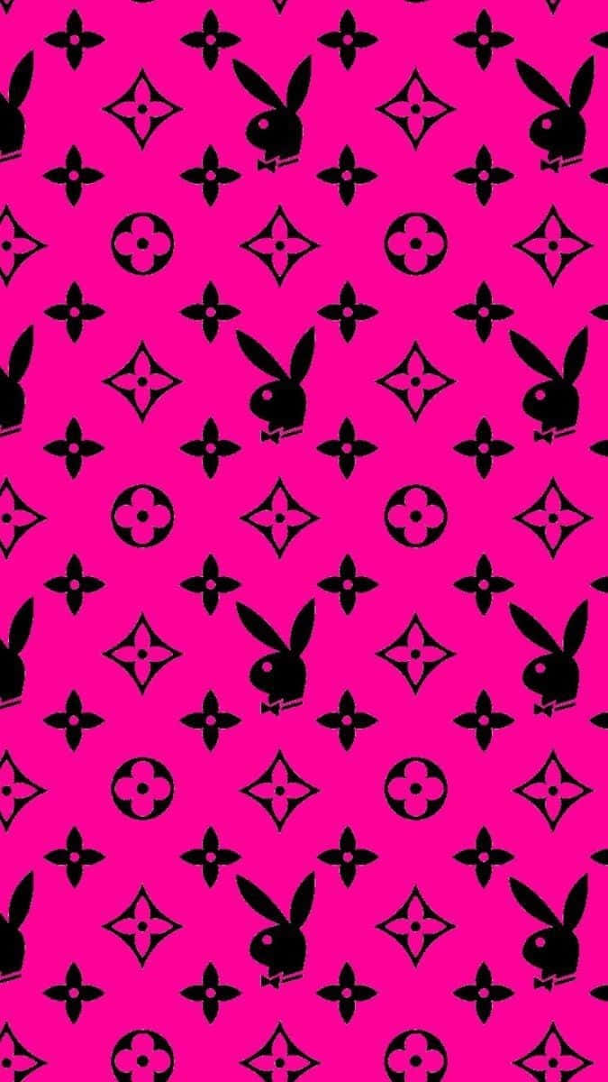 playboy 桌布 壁紙 — 充滿活力的粉紅色牆紙，帶有重複的黑色Playboy兔子和Louis Vuitton字母組合圖案，形成大膽的圖案。