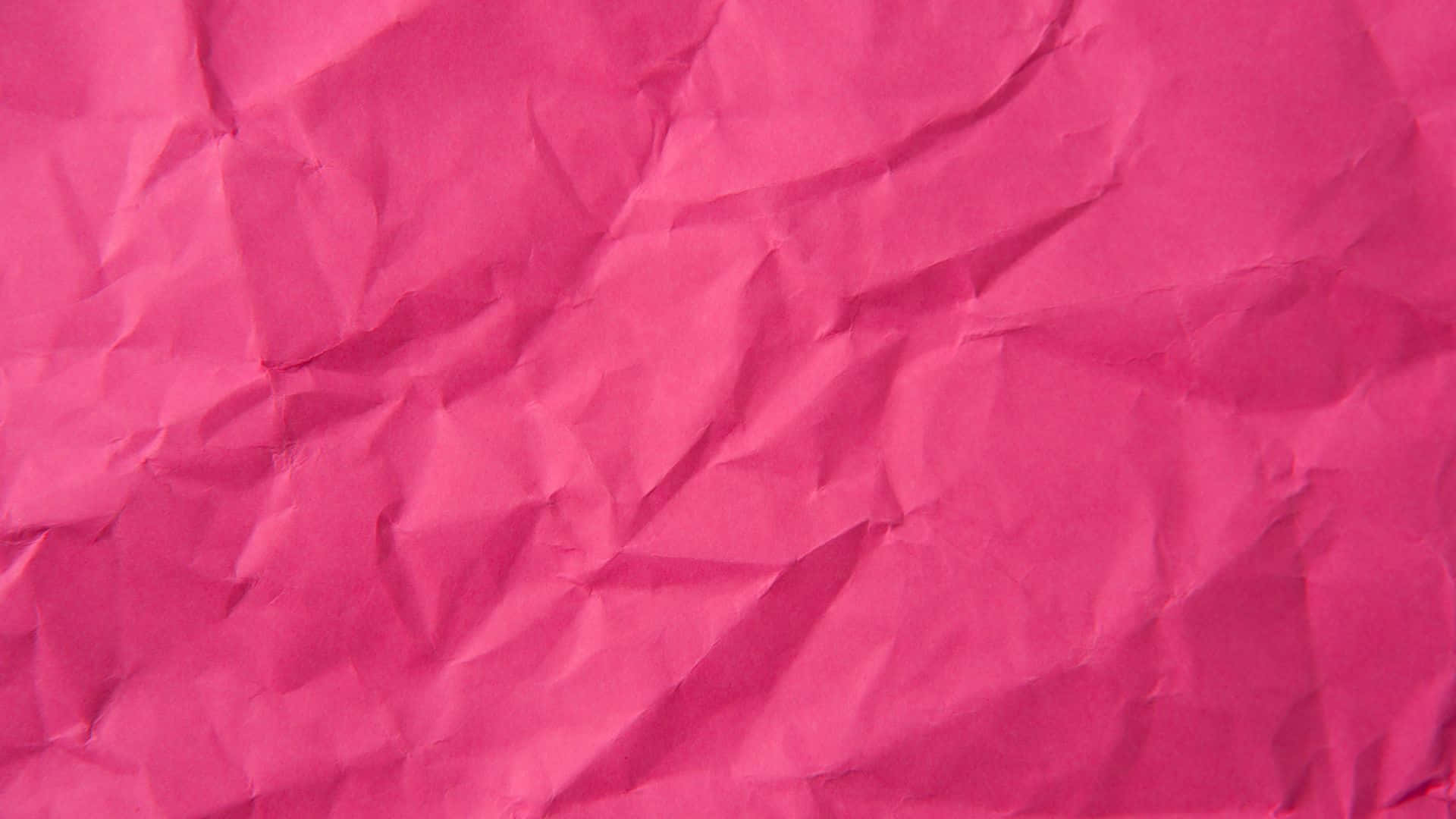 Pink Texture 桌布 壁紙 — 充滿活力的粉紅色皺紋紙紋理，帶有深摺痕和柔和陰影，營造出觸覺抽象表面。