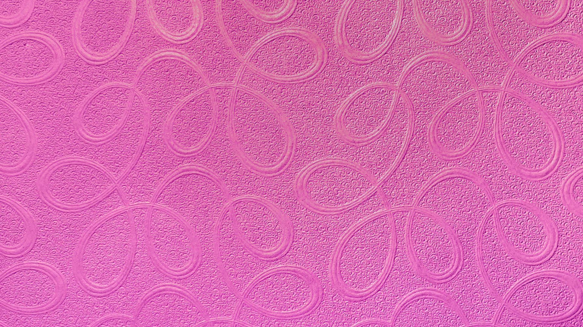 Pink Pattern 桌布 壁紙 — 充滿活力的粉紅色紋理表面，帶有浮雕漩渦圖案和微妙的圓形圖案。